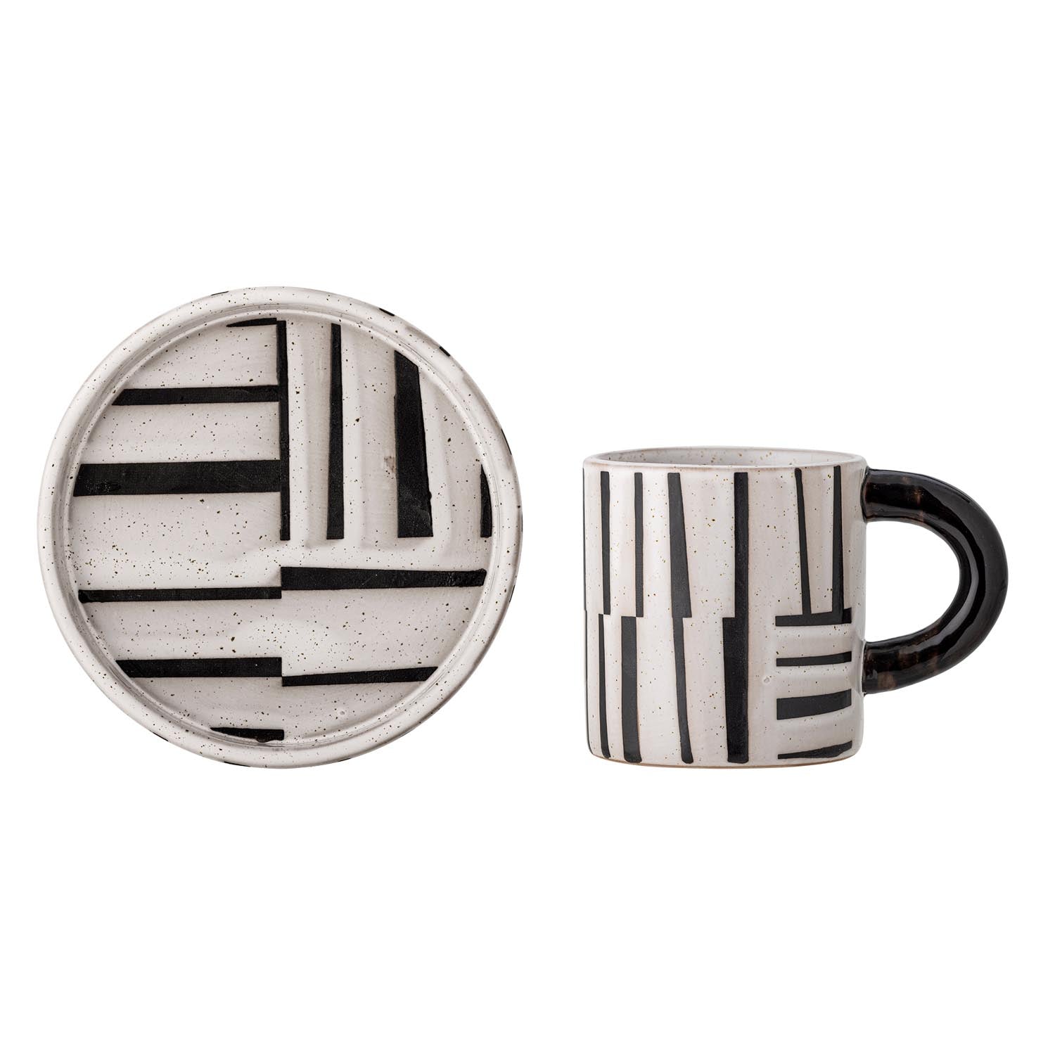 Elegante schwarze Frankie Tasse mit passender Untertasse aus Steingut von Bloomingville, ideal für stilvollen Kaffeegenuss.