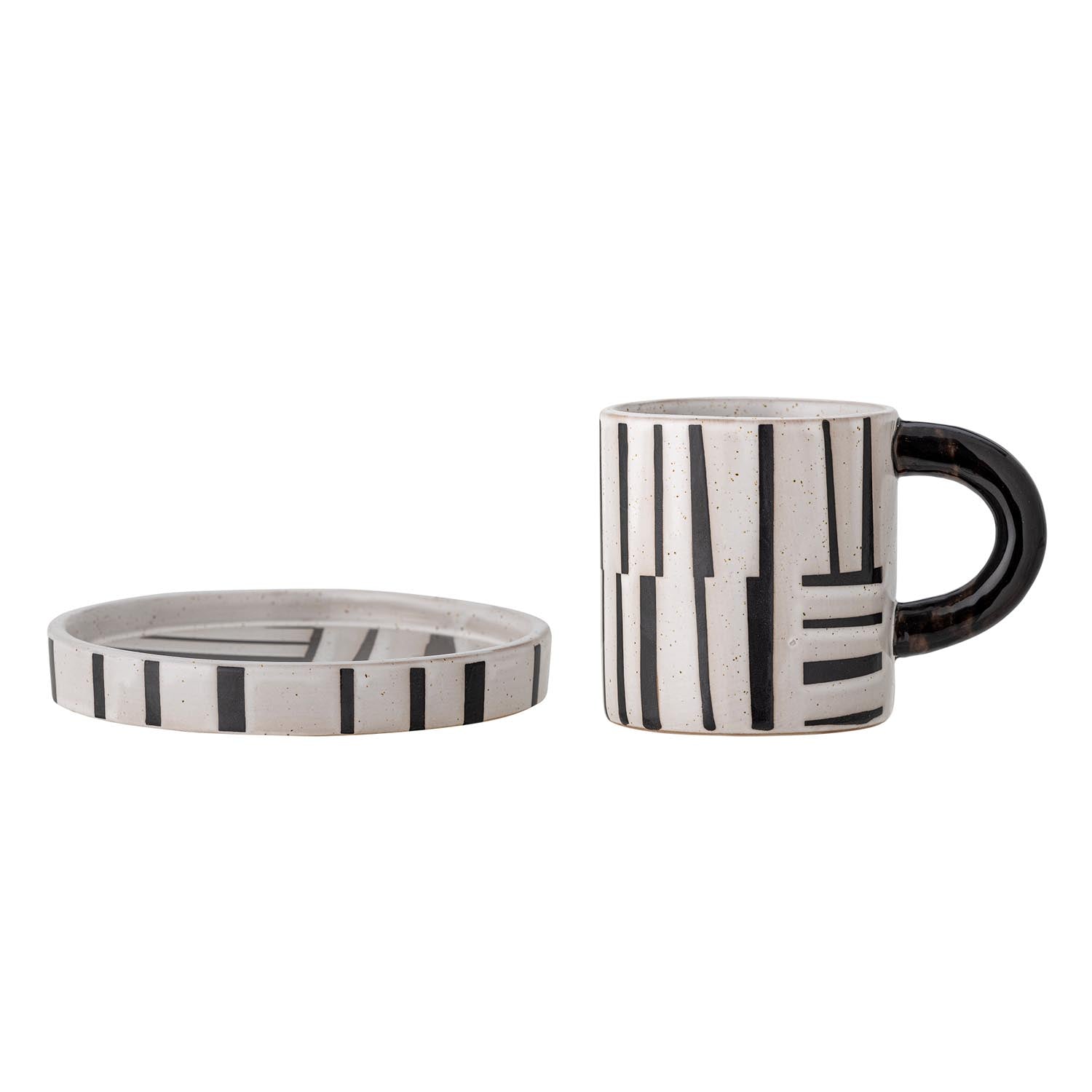 Schwarze Frankie Tasse mit Untertasse aus Steingut von Bloomingville, perfekt für stilvolle Momente und eleganten Kaffeegenuss.