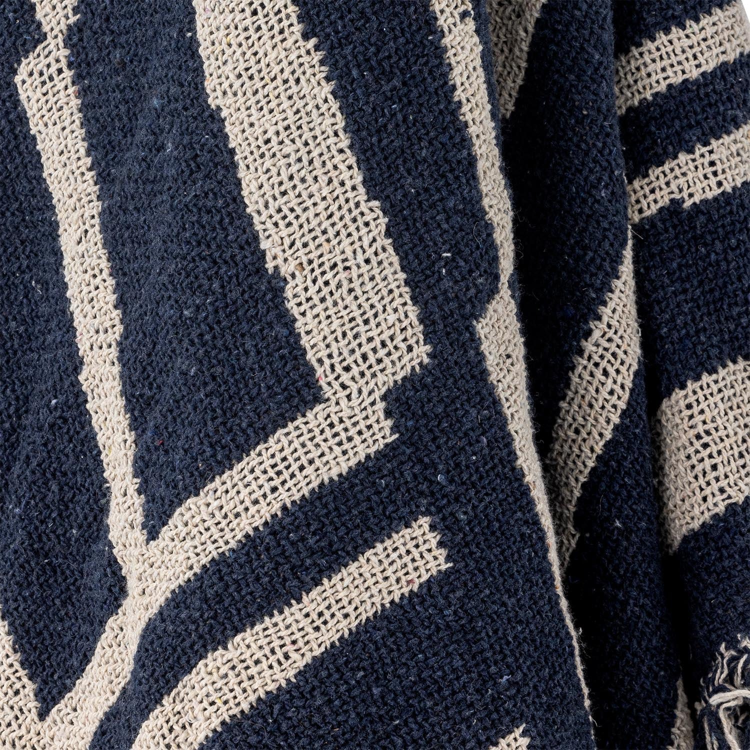 Die Frankie Decke von Bloomingville in Blau, aus recycelter Baumwolle, vereint Nachhaltigkeit mit modernem Stil und Gemütlichkeit.