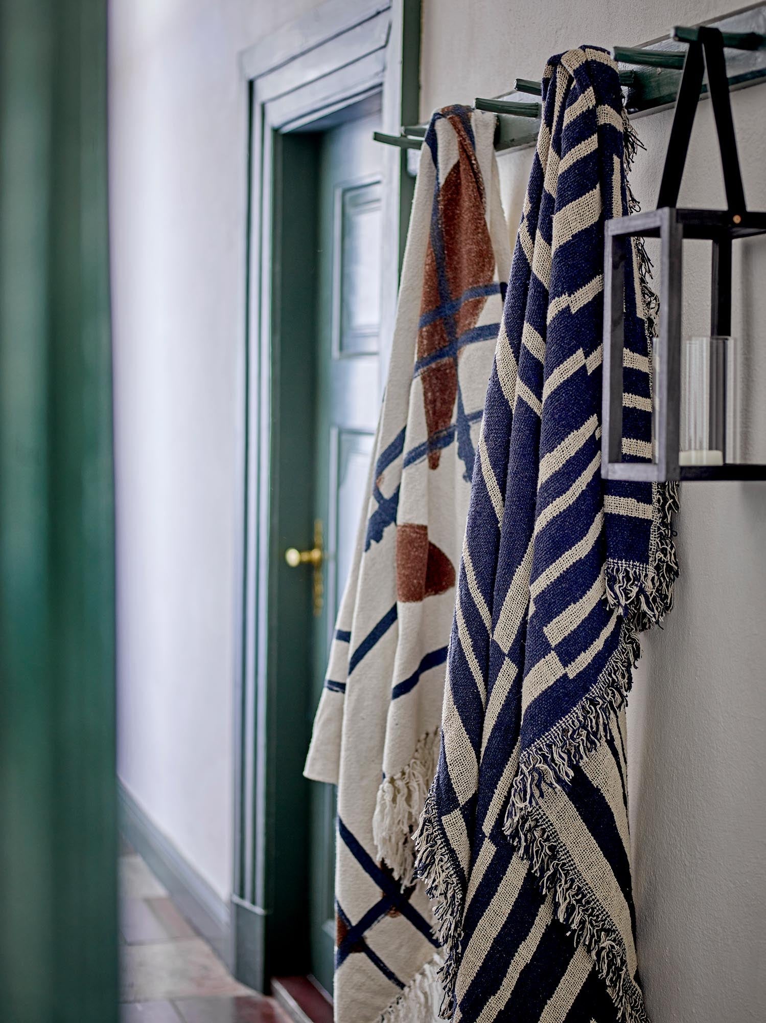 Die Frankie Decke in Blau von Bloomingville besteht aus recycelter Baumwolle und bietet nachhaltigen Komfort und stilvolles Design.