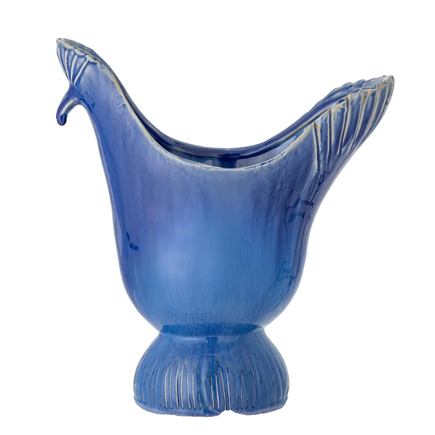 Die Wylie Vase, Blue, aus Steingut, inspiriert vom Pfau, vereint Eleganz und Funktionalität für zeitlose Dekoration.