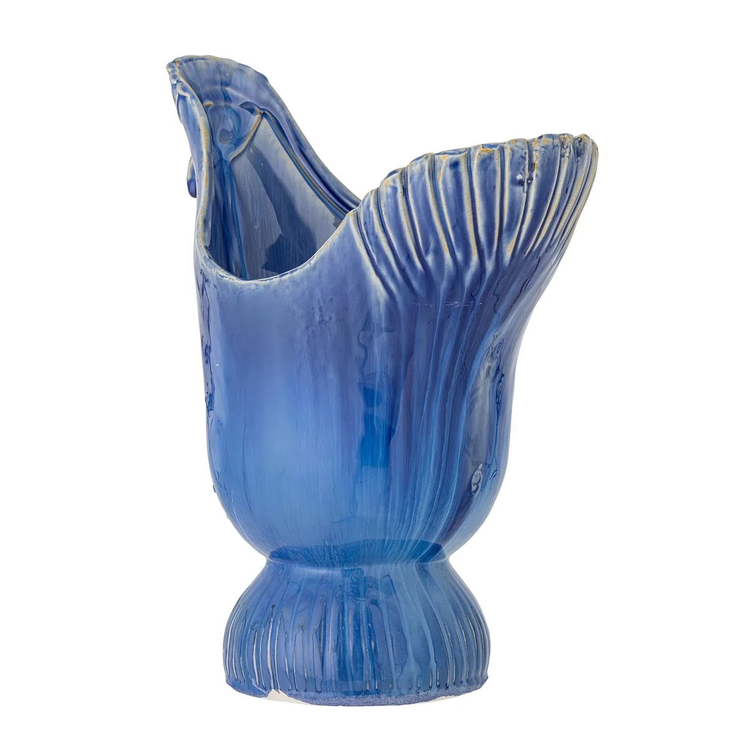 Die Wylie Vase in Blau: Eleganz und Funktionalität vereint, inspiriert vom Pfau, aus robustem Steingut für zeitlose Dekoration.