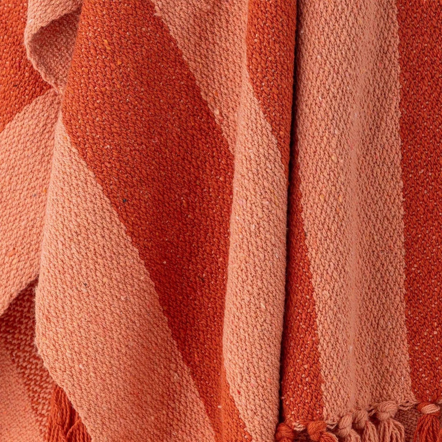 Die Frello Decke in Orange von Bloomingville vereint recycelte Baumwolle mit stilvollem Design und bietet Wärme und Eleganz.