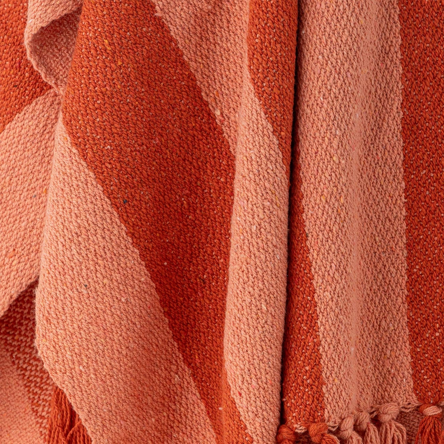 Die Frello Decke von Bloomingville in Orange besteht aus recycelter Baumwolle und bietet nachhaltigen Komfort mit modernem Design.