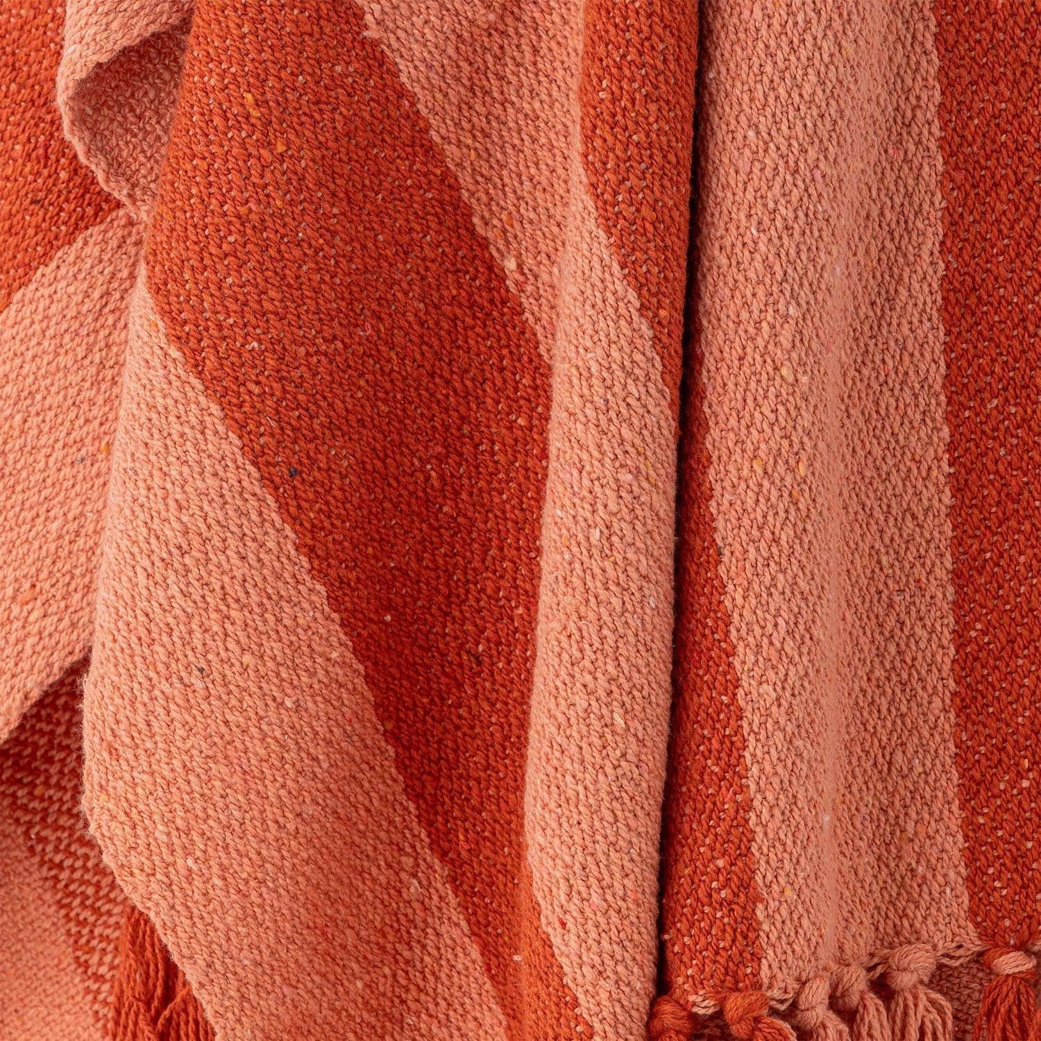 Die Frello Decke von Bloomingville in Orange besteht aus recycelter Baumwolle und bietet nachhaltigen Komfort mit modernem Design.