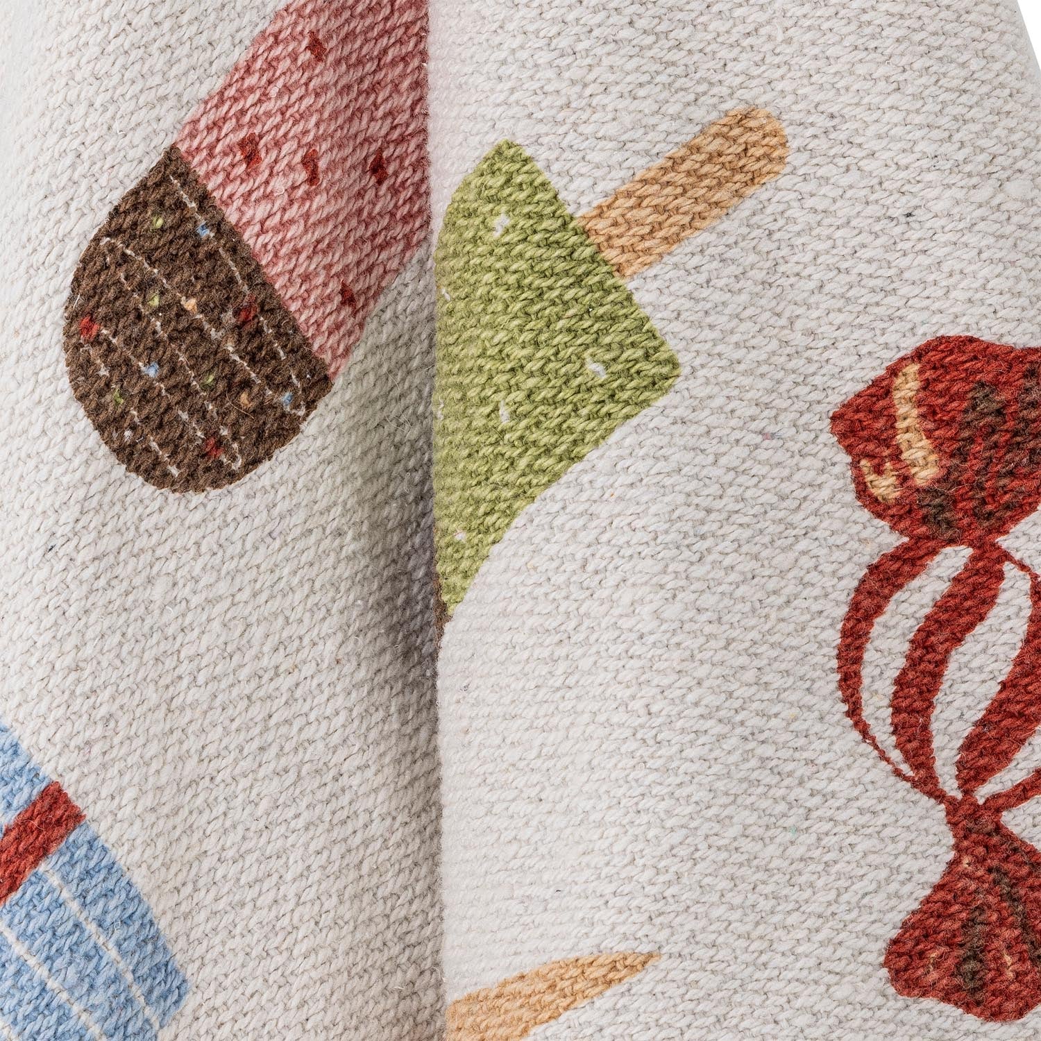 Weiche Sweets Decke aus recycelter Baumwolle in natürlichen Farben von Bloomingville Mini, perfekt für kuschelige Stunden.