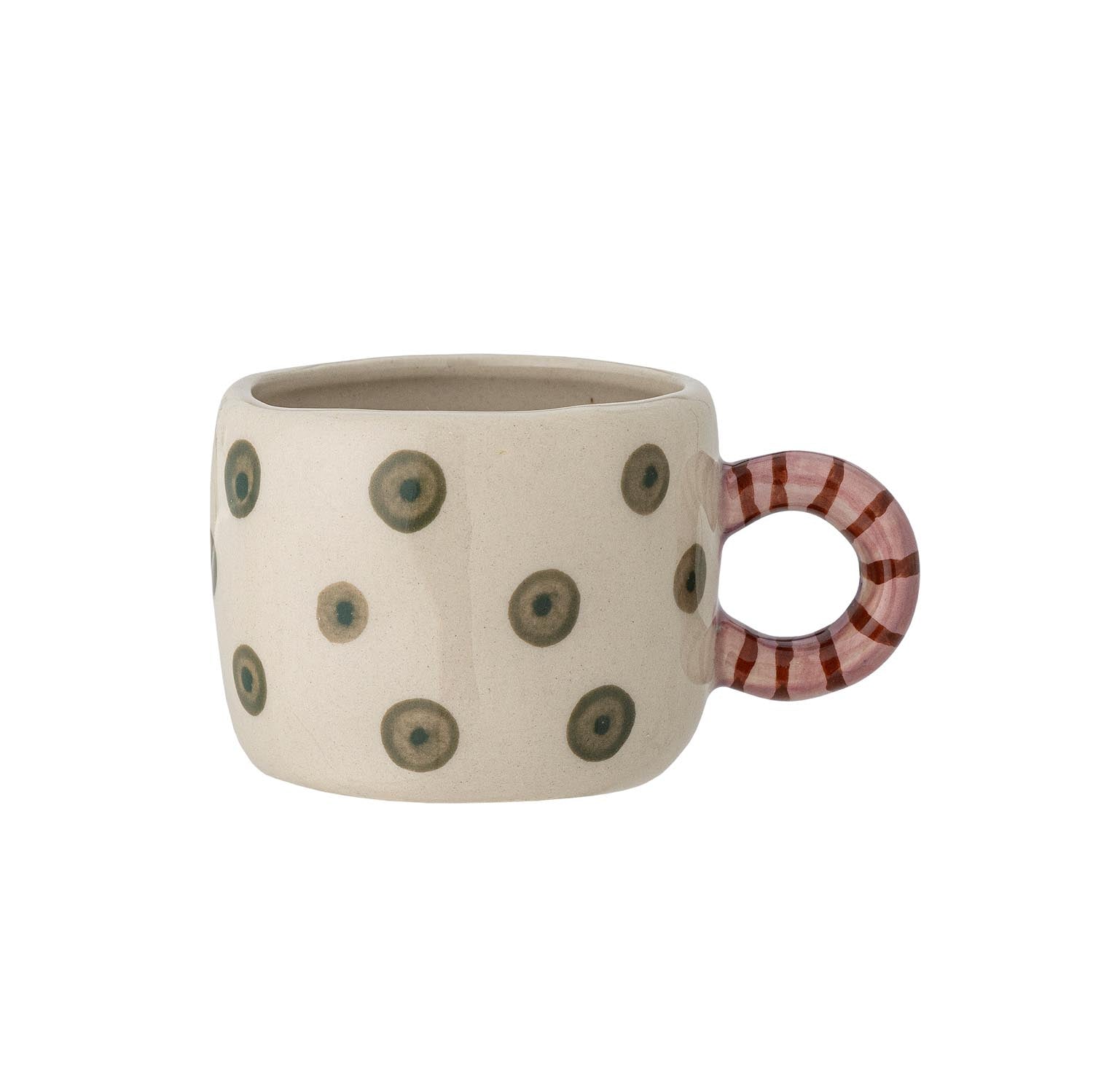 Die Nini Tasse von Bloomingville: Handbemaltes Steingut, grüne Punkte, rot-rosa Henkel. Stilvoll, robust, ideal für heisse Getränke.