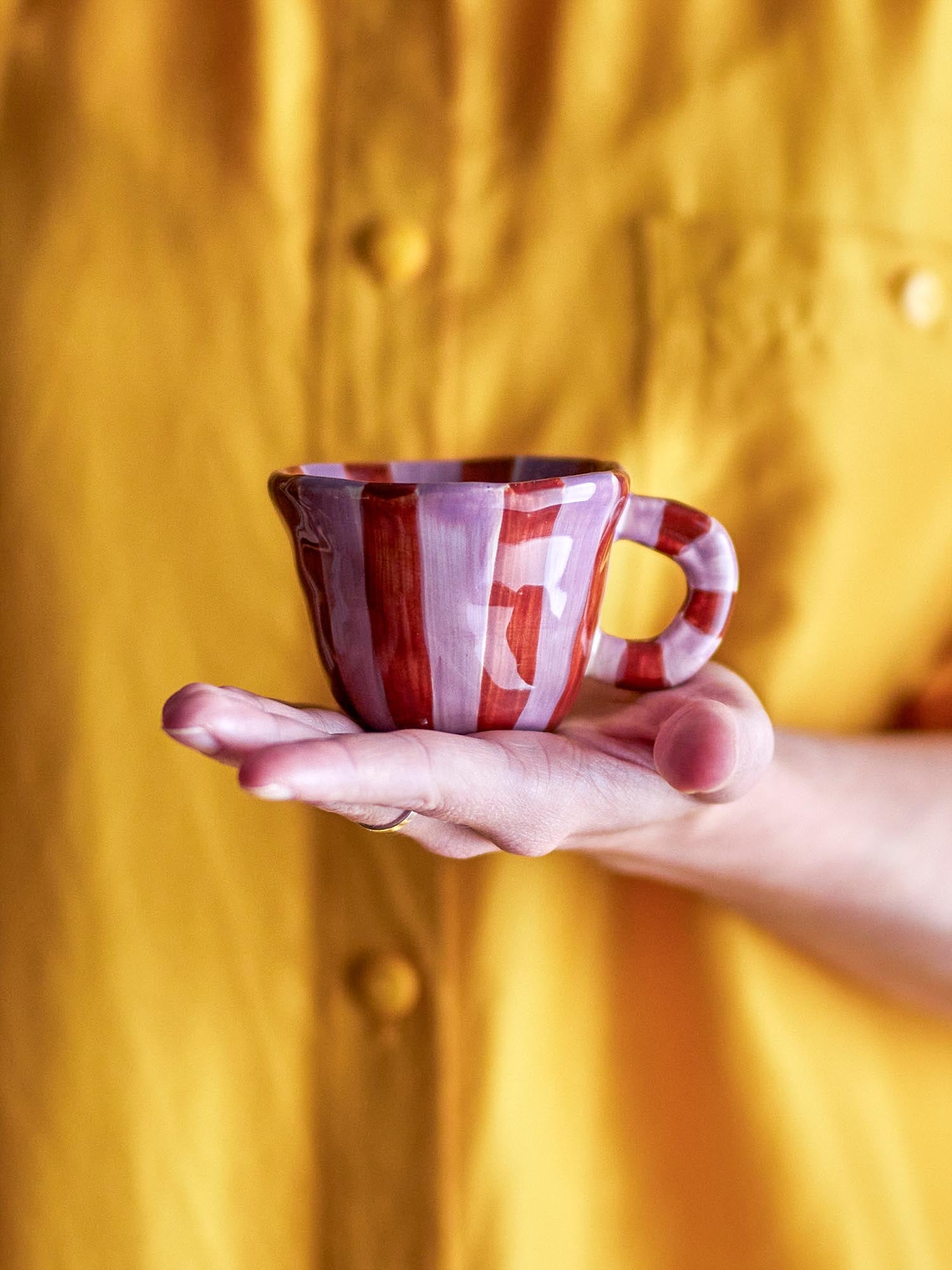 Die handgefertigte Nini Tasse in sanftem Rosé vereint skandinavisches Design mit Funktionalität und ist ideal für jeden Kaffeeliebhaber.