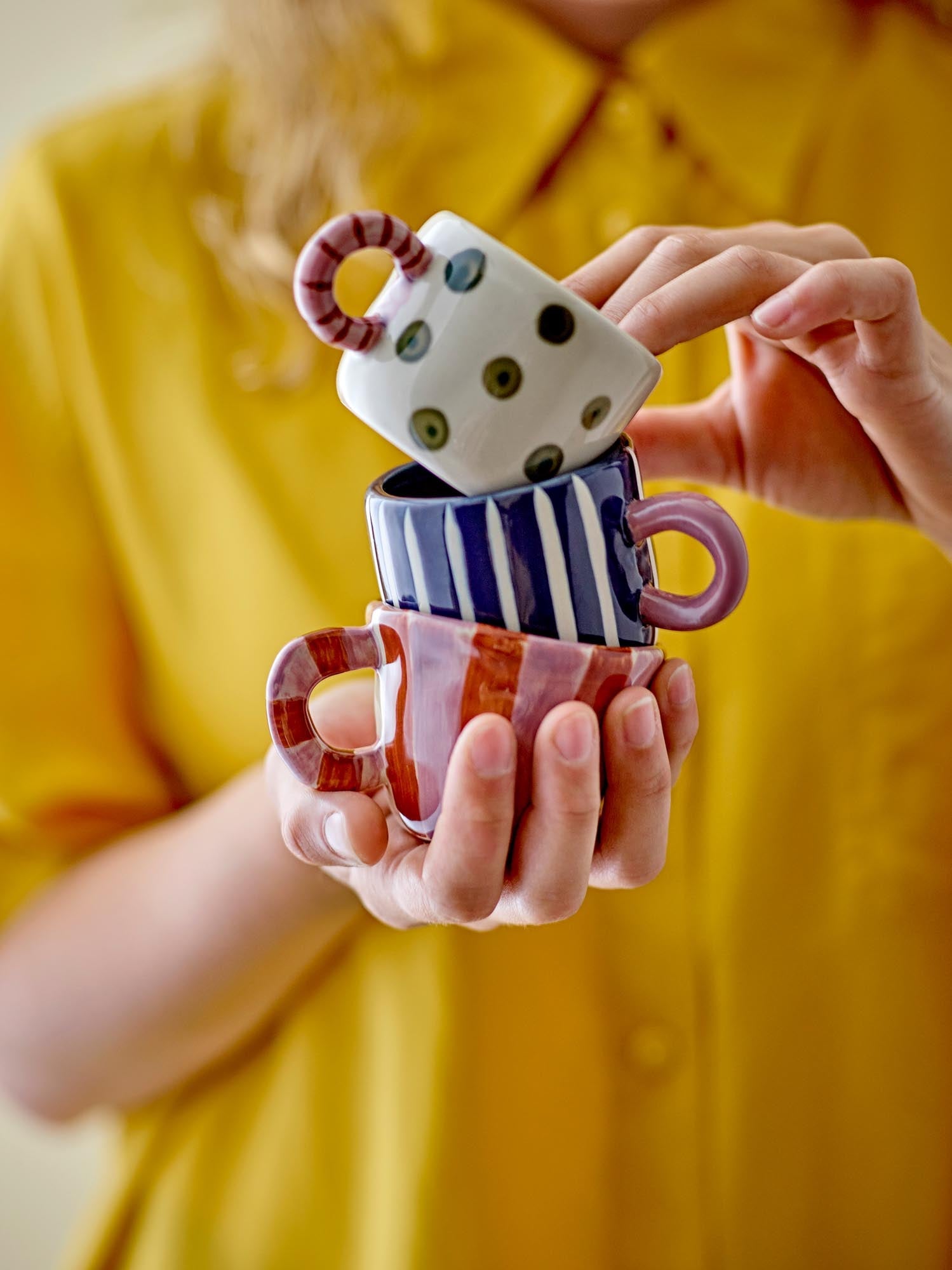 Die Nini Tasse von Bloomingville aus Steingut in zartem Roséton ist stilvoll und ideal für Kaffee oder Tee.