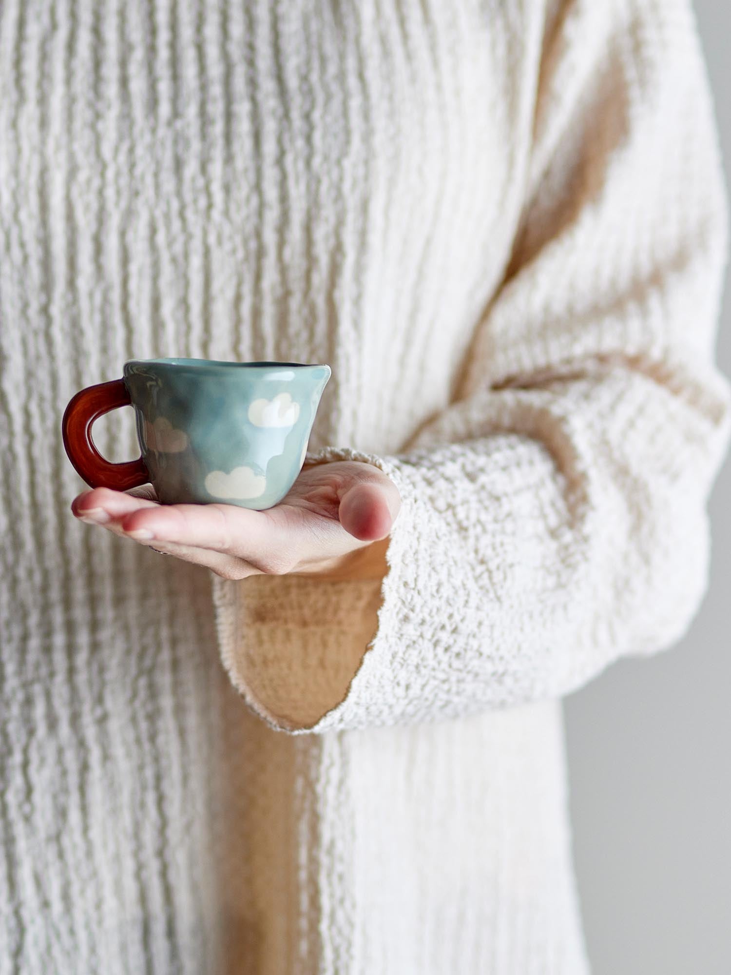 Die Nini Tasse von Bloomingville Mini ist aus blauem Steingut gefertigt und überzeugt durch ihr charmantes, kindgerechtes Design.