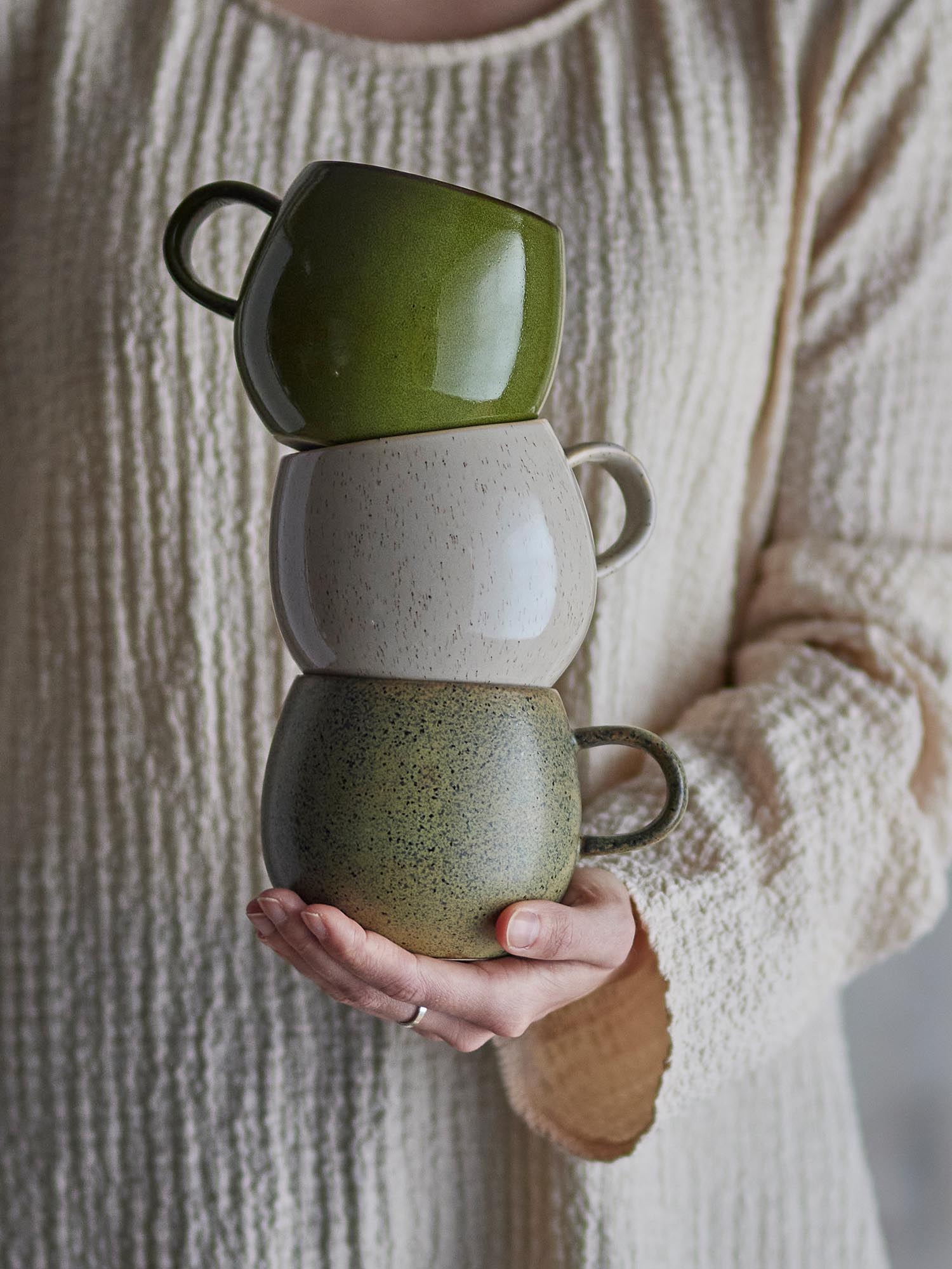 Der Addison Becher von Bloomingville aus grünem Steingut besticht durch sein stilvolles Design und hochwertige Verarbeitung.