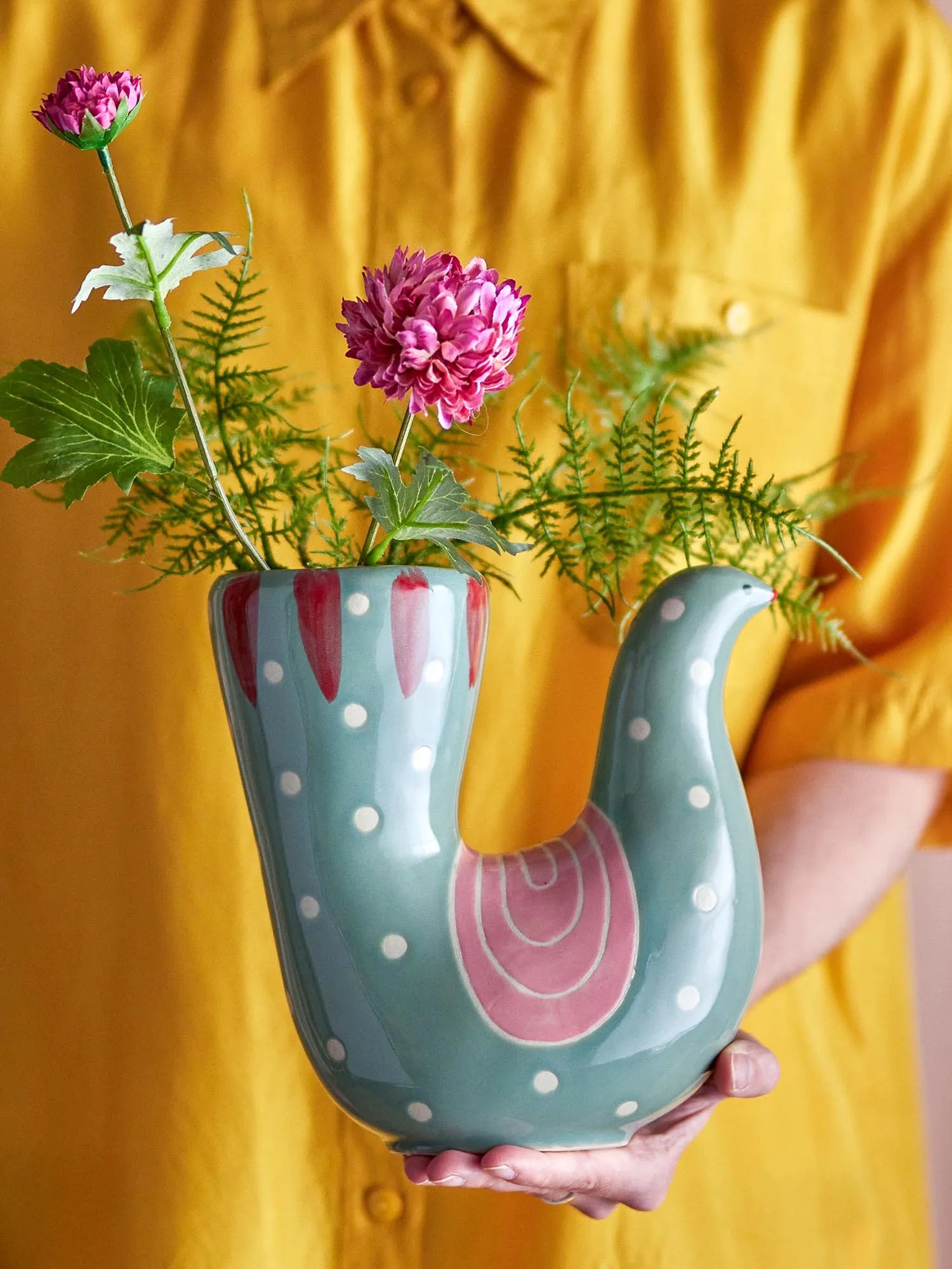 Die Trudy Vase von Bloomingville: Ein handbemaltes Steingut-Kunstwerk in Grün, das Funktionalität und Ästhetik vereint.