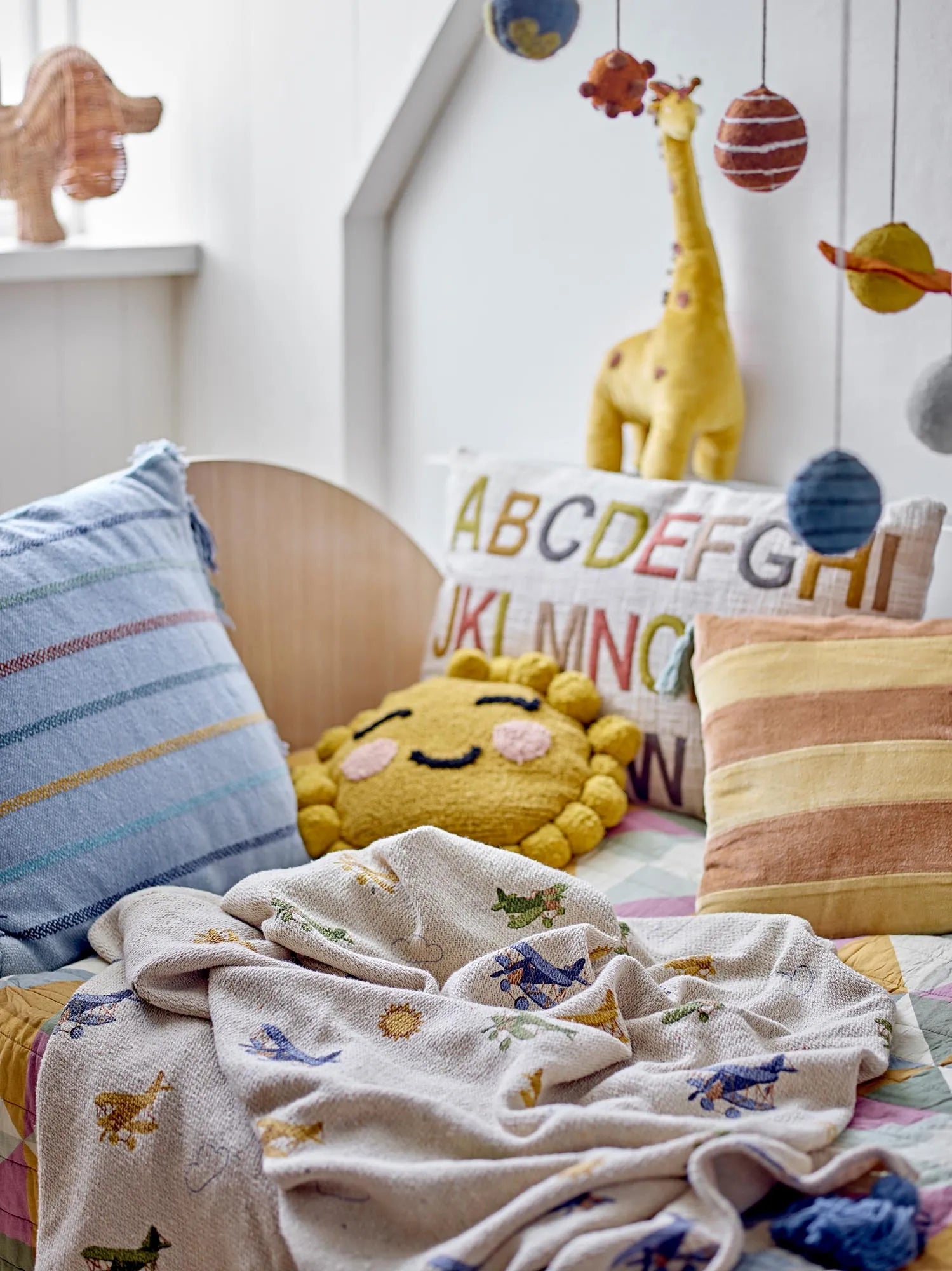 Kuschelige Decke aus recycelter Baumwolle mit Flugzeugmotiven, ideal für Kinderzimmer, nachhaltig und pflegeleicht.