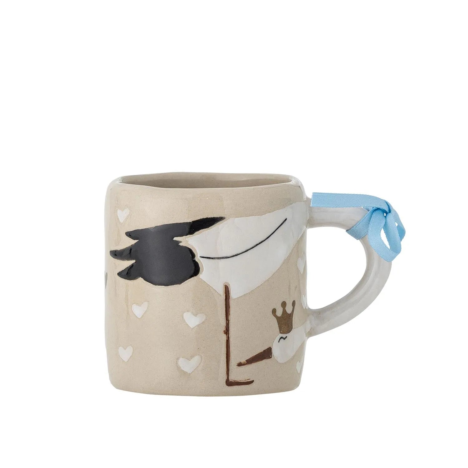 Die Bambino Tasse aus Steingut von Bloomingville MINI: robust, stilvoll, mit Storch-Design, ideal für heiße Getränke.