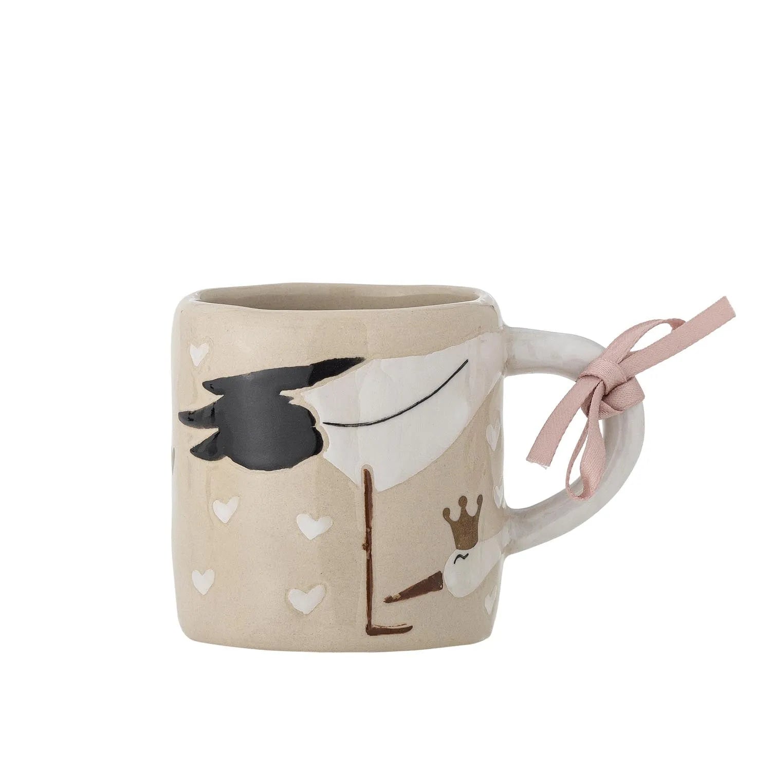 Die Bambino Tasse aus Steingut von Bloomingville MINI: robust, stilvoll, mit Storch-Design, ideal für heiße Getränke.