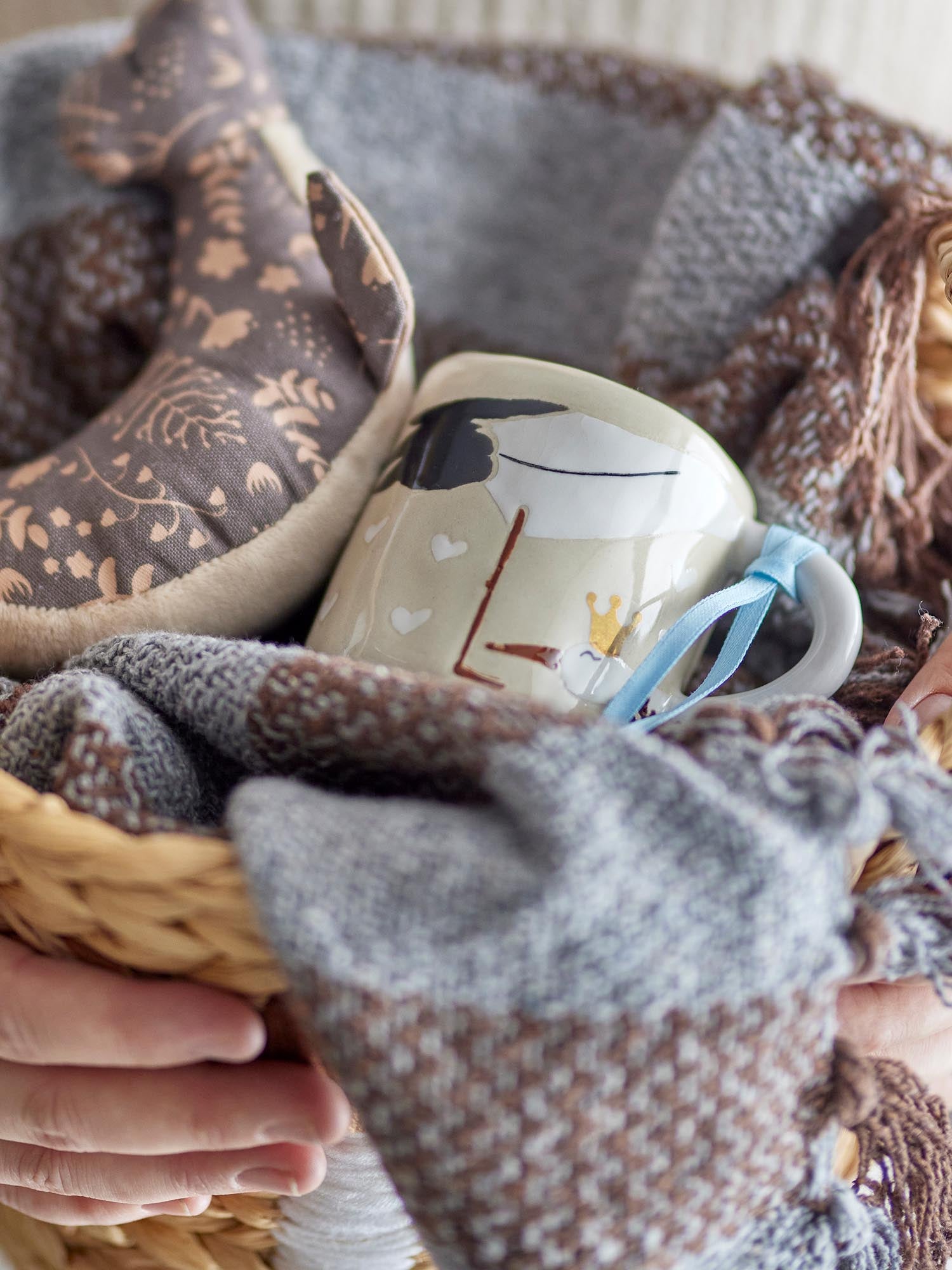Charmante Bambino Tasse aus Steingut in natürlichem Design von Bloomingville Mini, ideal für Kinder und den täglichen Gebrauch.