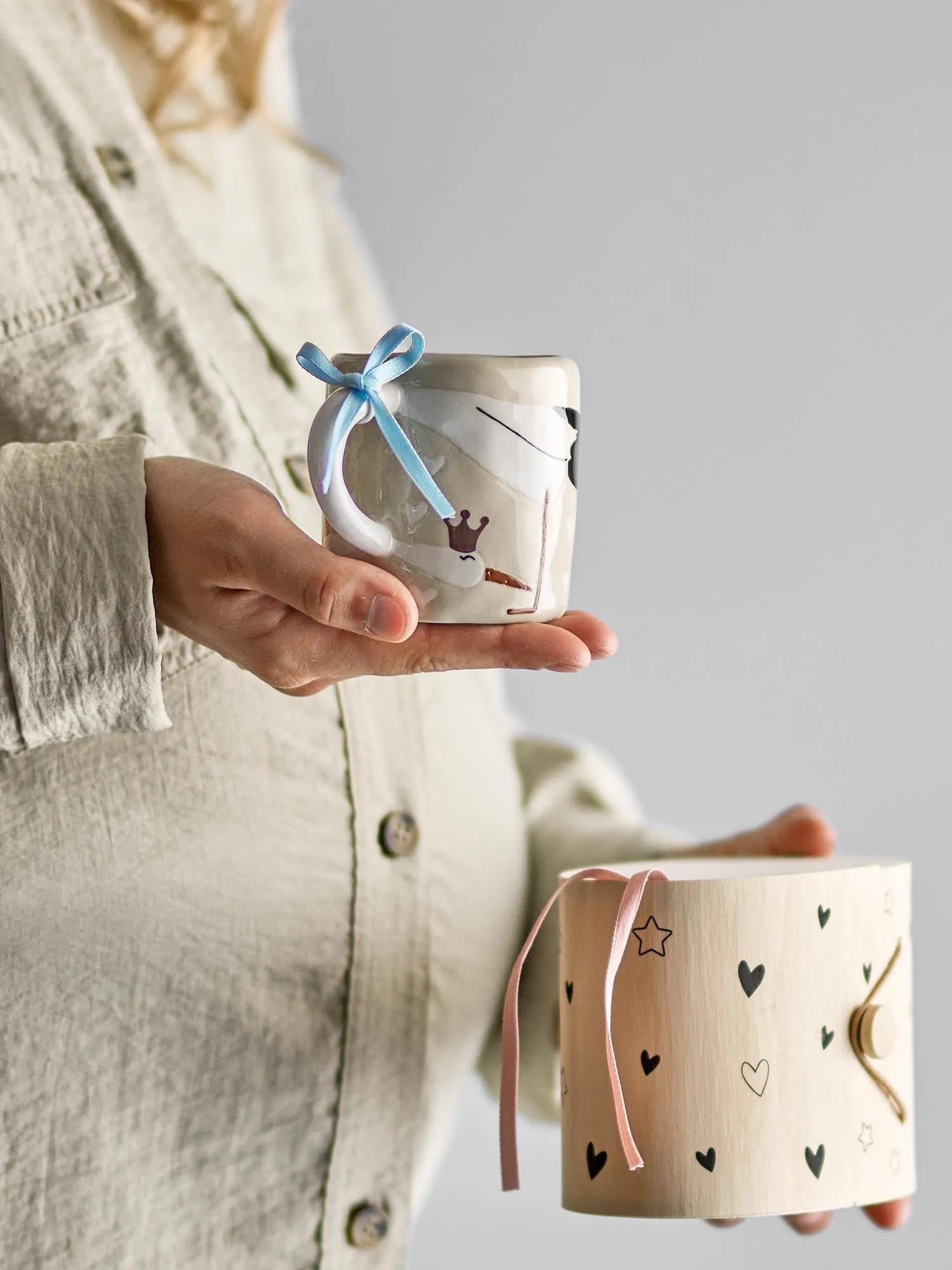 Die Bambino Tasse aus Steingut von Bloomingville MINI: robust, stilvoll, mit Storch-Design, ideal für heiße Getränke.