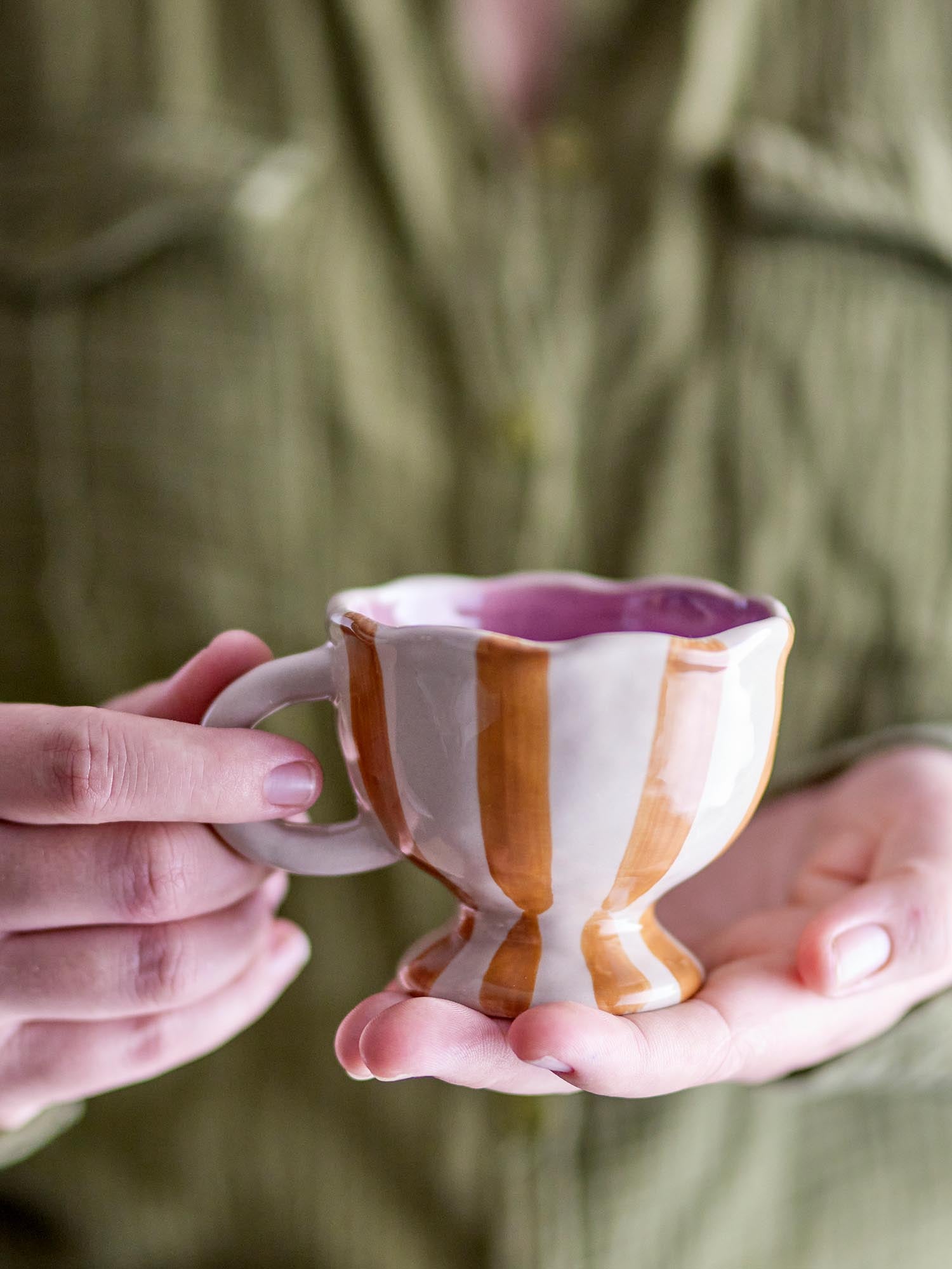 Die Willa Tasse von Bloomingville: Eleganz in Braun, handbemalte Streifen, robustes Steingut, ideal für heiße Getränke.