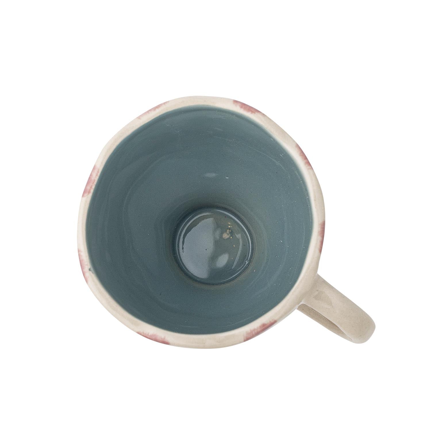 Die Willa Tasse von Bloomingville in Rosé aus Steingut besticht durch ihr skandinavisches Design und ihre schlichte Eleganz.
