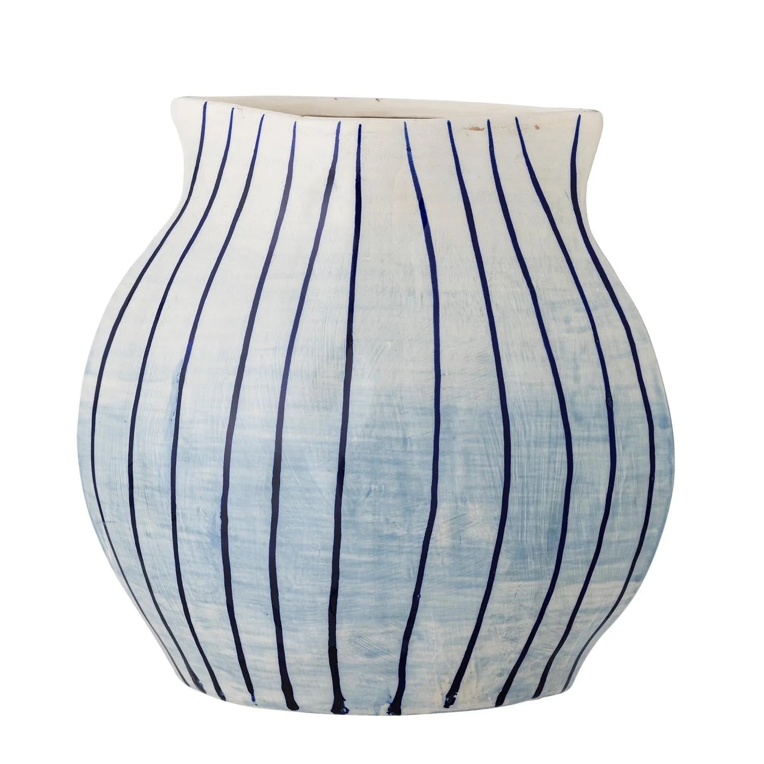 Die Esra Vase von Bloomingville: Skandinavisches Design aus langlebigem Steingut mit handgemalten blauen Streifen – ein elegantes Kunstwerk.