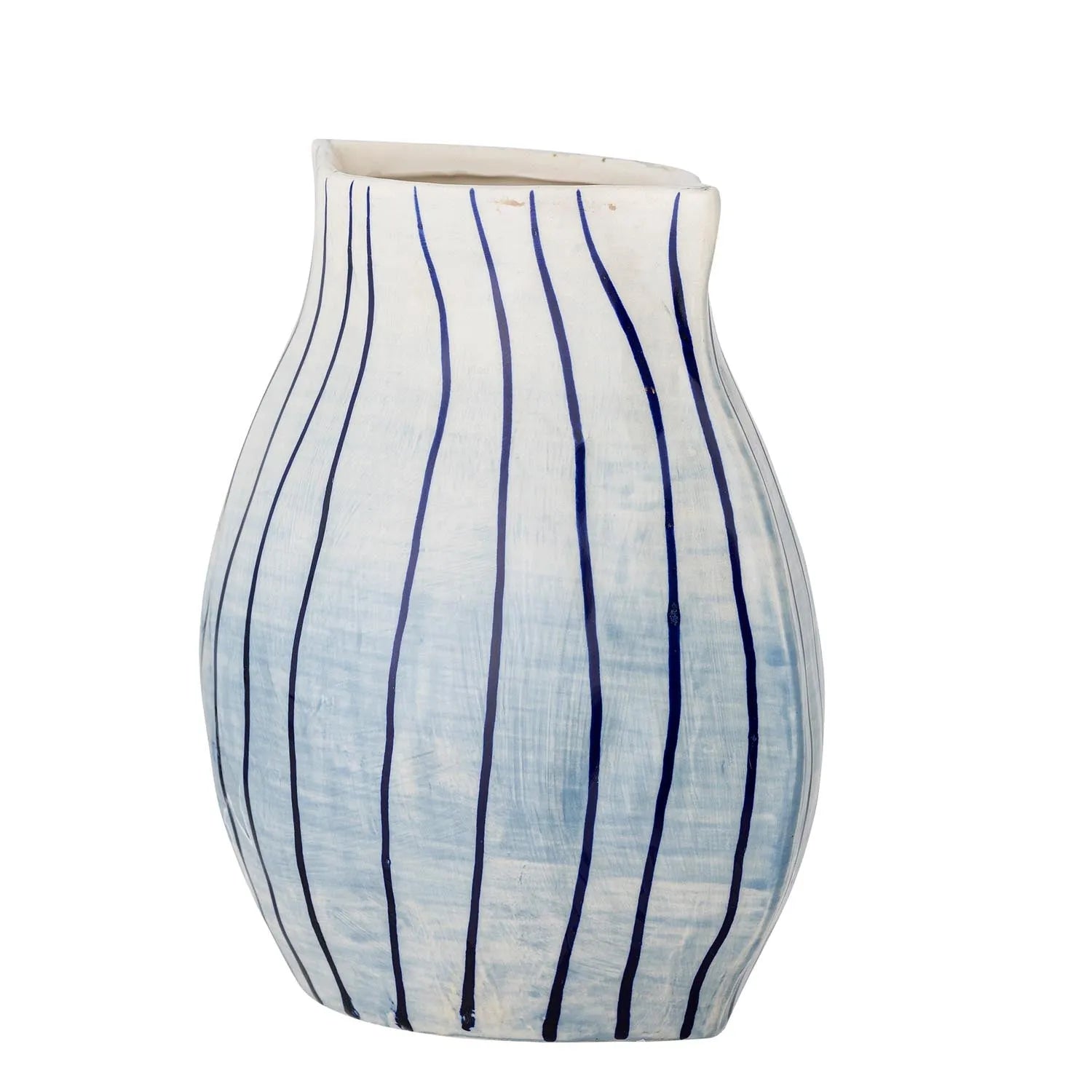 Die Esra Vase von Bloomingville vereint skandinavische Eleganz mit handgemalten blauen Streifen auf robustem Steingut.