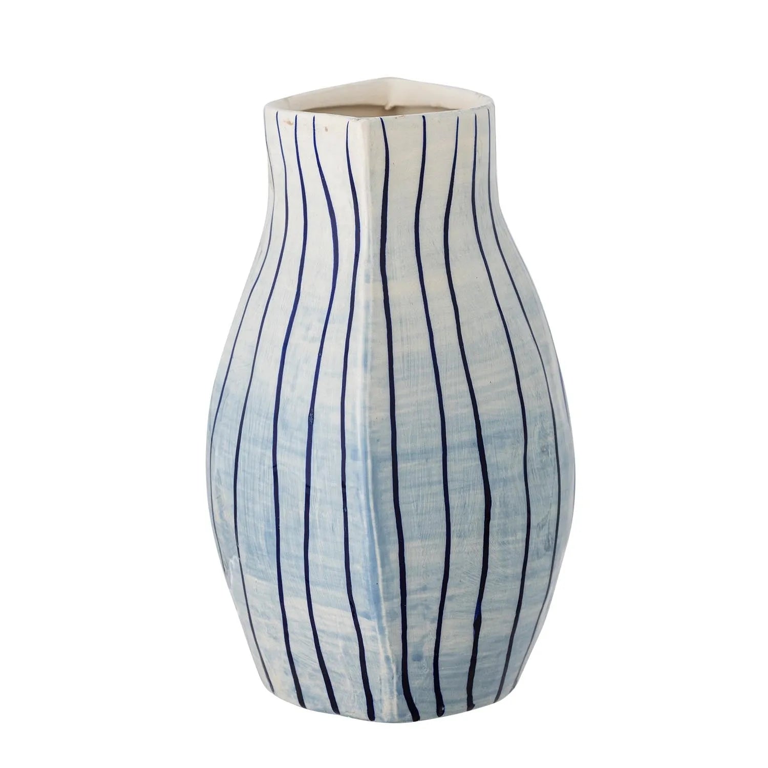 Die Esra Vase von Bloomingville vereint skandinavische Eleganz mit handgemalten blauen Streifen auf robustem Steingut.