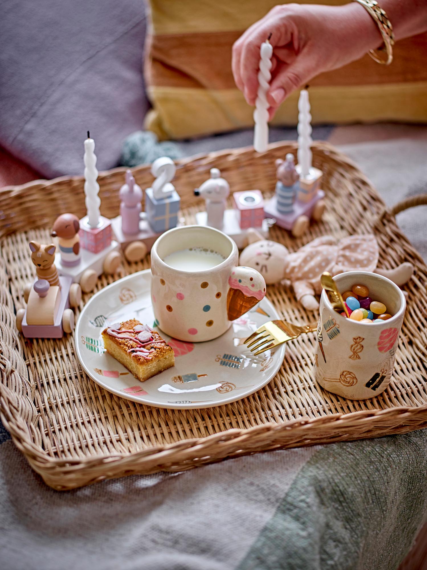 Die Creamy Tasse von Bloomingville Mini aus Steingut in Naturtönen ist perfekt für Kinder. Stilvoll, robust und ideal für den Alltag.