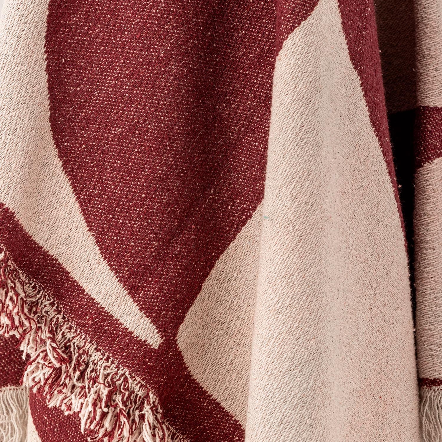 Die Olica Decke in Rot von Bloomingville besteht aus recycelter Baumwolle und bietet nachhaltigen Komfort und stilvolles Design.