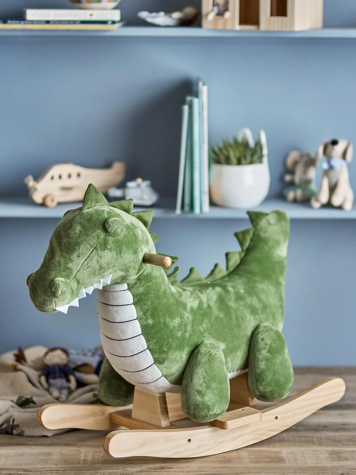 Das Arnie Rocking Toy, ein grünes Krokodil aus Polyester, vereint Spielspaß und stilvolles Design für unvergessliche Kindermomente.