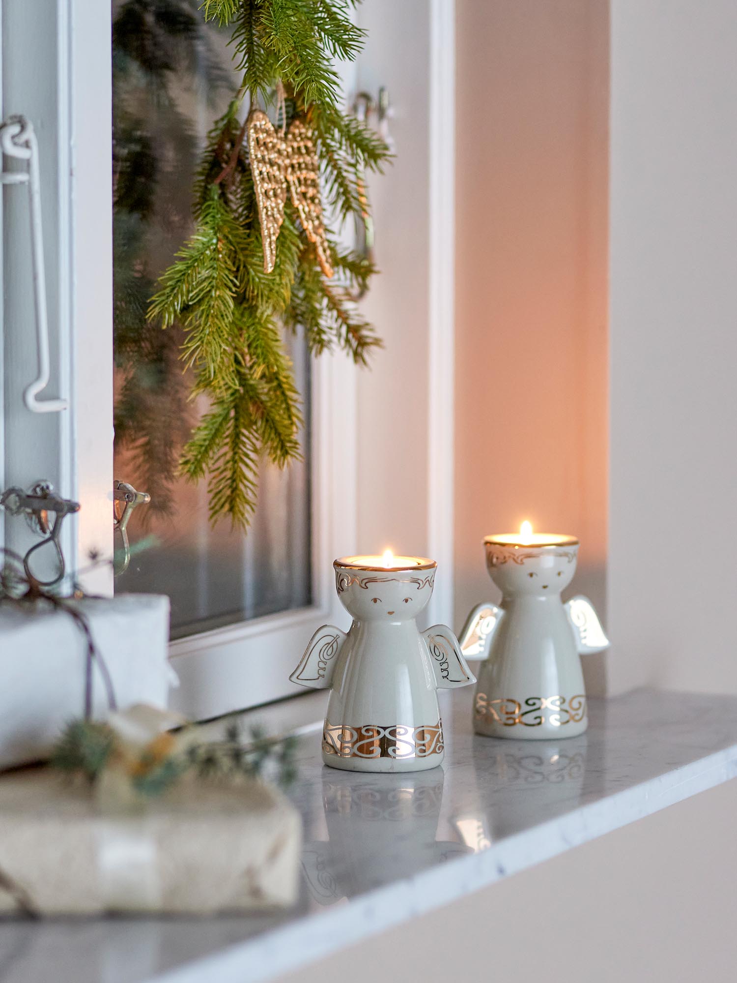 Faella Teelicht- und Kerzenhalter, Weiss, Steingut in Weiß präsentiert im Onlineshop von KAQTU Design AG. Teelichthalter ist von Bloomingville