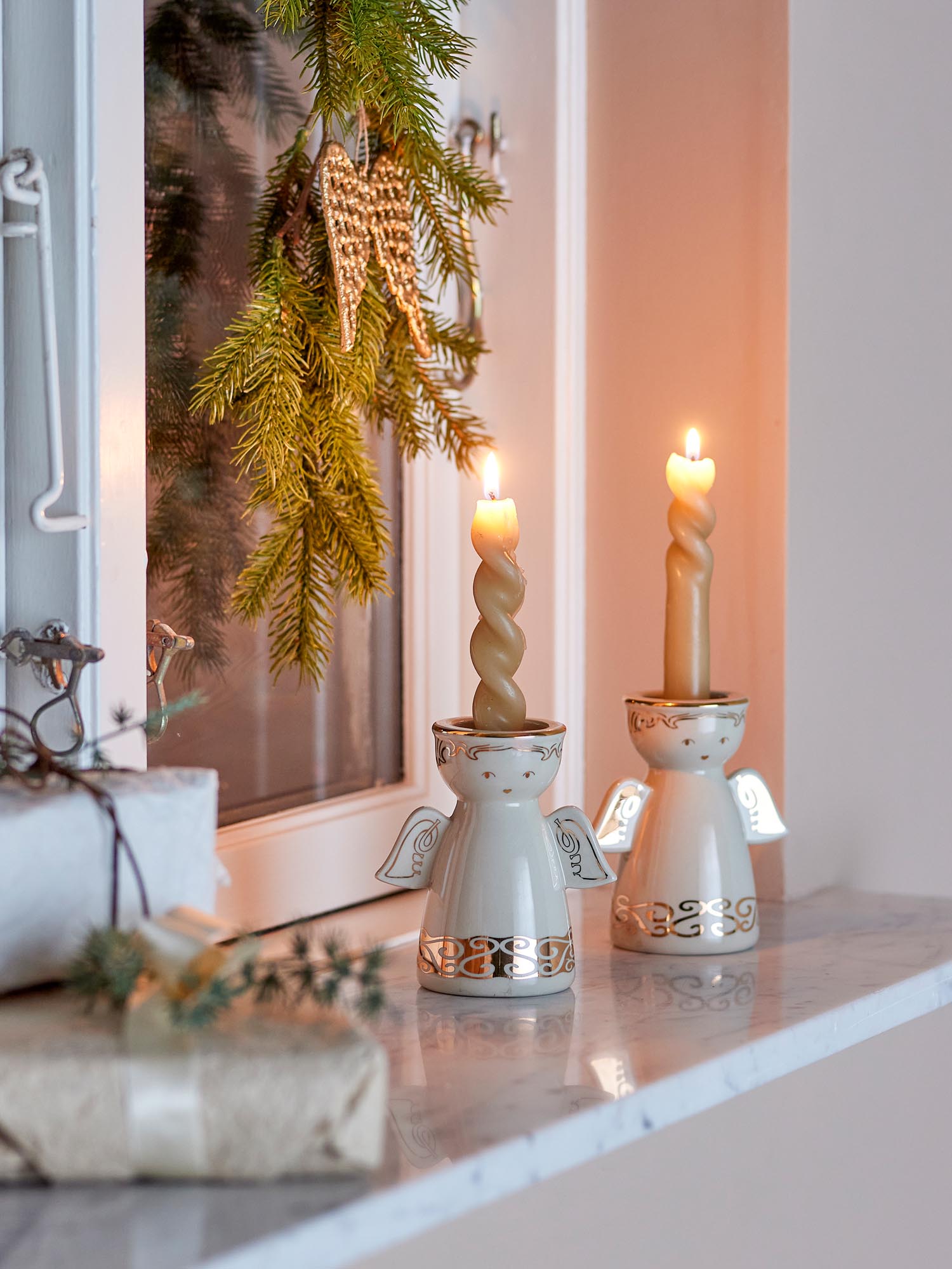 Faella Teelicht- und Kerzenhalter, Weiss, Steingut in Weiß präsentiert im Onlineshop von KAQTU Design AG. Teelichthalter ist von Bloomingville