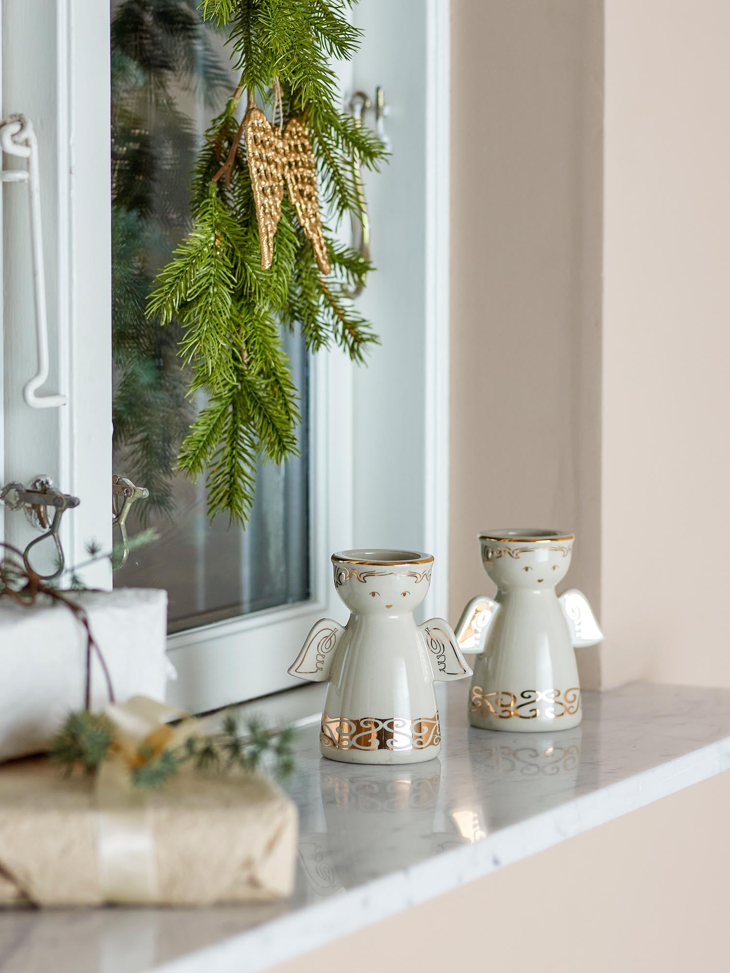 Faella Teelicht- und Kerzenhalter, Weiss, Steingut in Weiß präsentiert im Onlineshop von KAQTU Design AG. Teelichthalter ist von Bloomingville
