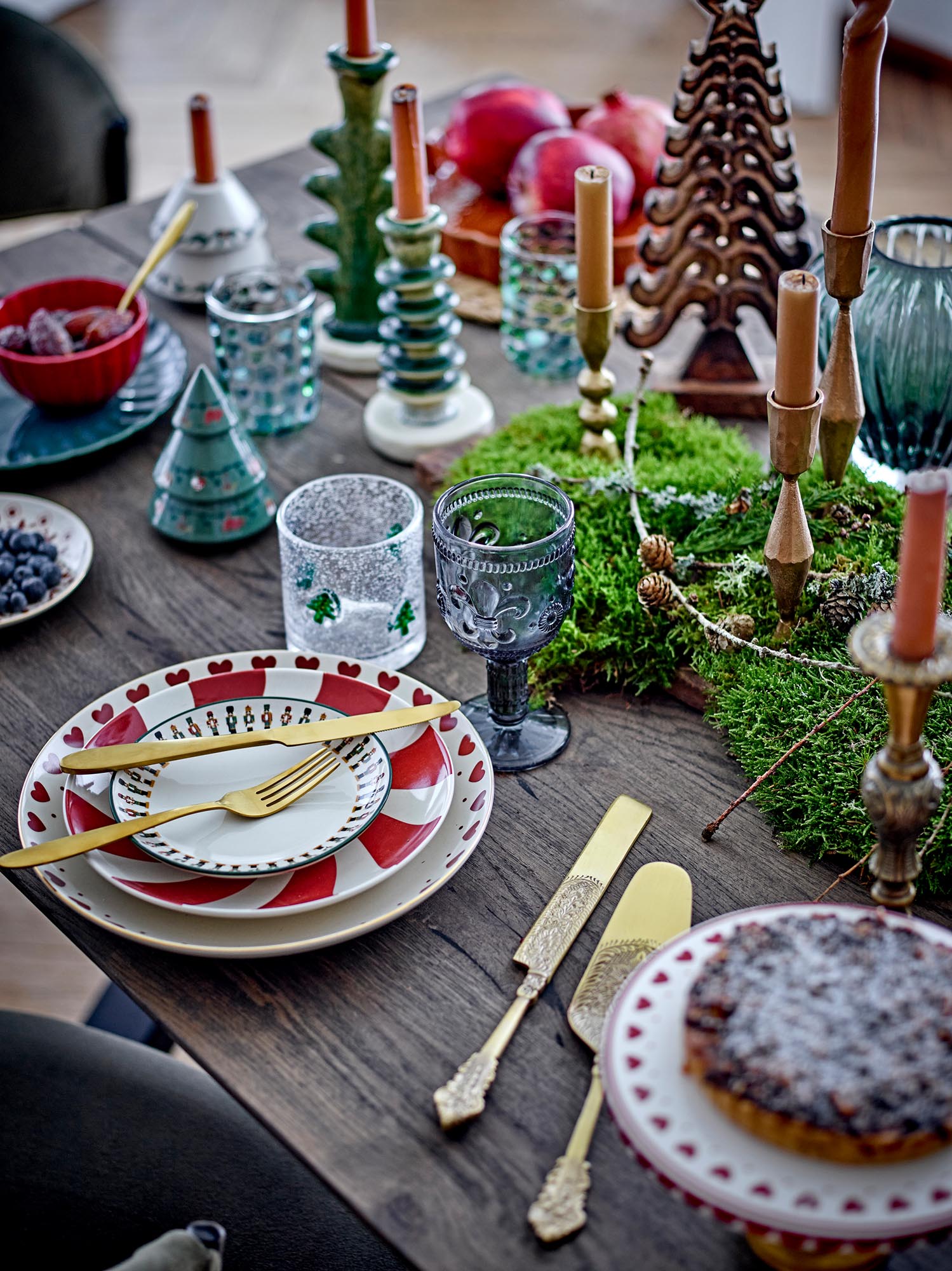 Der Jolly Kuchenteller in Rot von Bloomingville vereint robustes Steingut mit nostalgischem Design, ideal für festliche Anlässe.