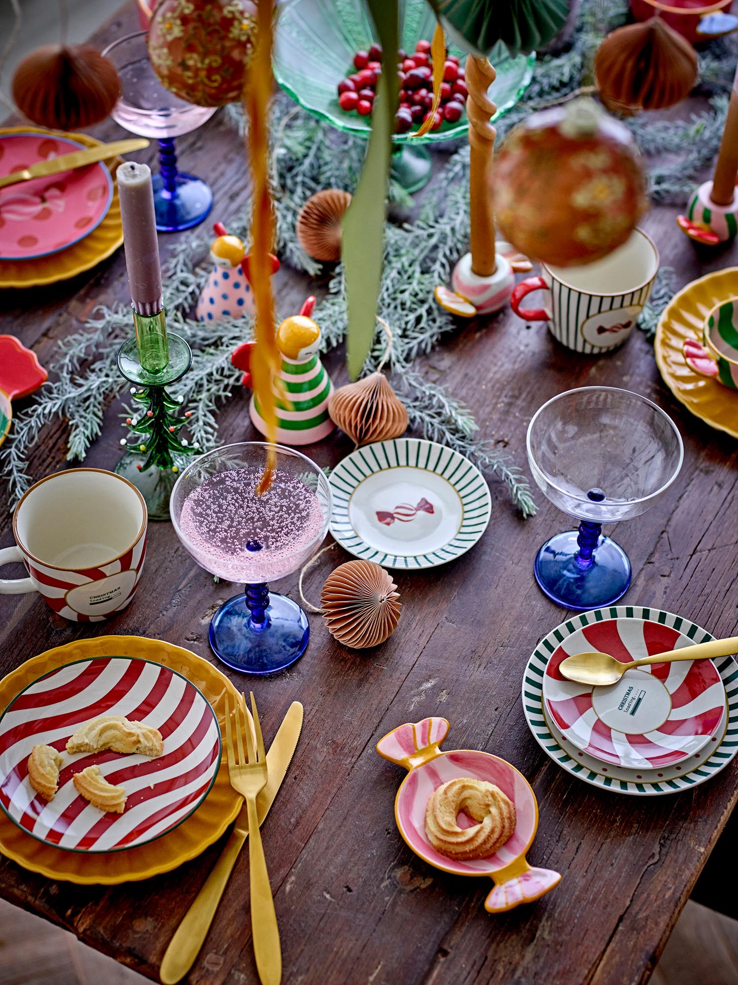 Eleganter Yule Teller aus natürlichem Steingut von Bloomingville, ideal für stilvolle Tischdekorationen.