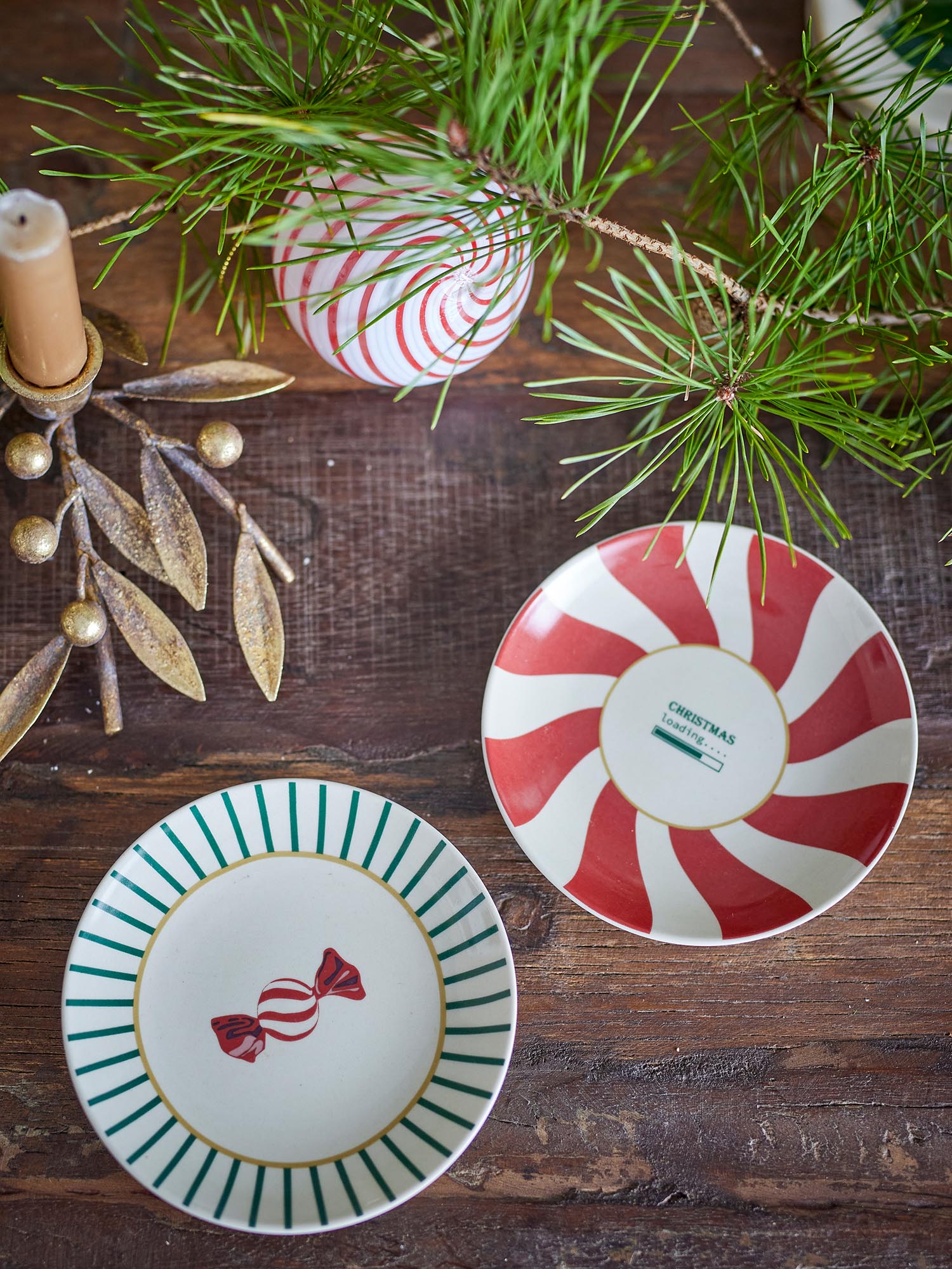 Der Yule Teller von Bloomingville aus Steingut in Naturtönen überzeugt mit stilvollem Design, ideal für festliche Anlässe.