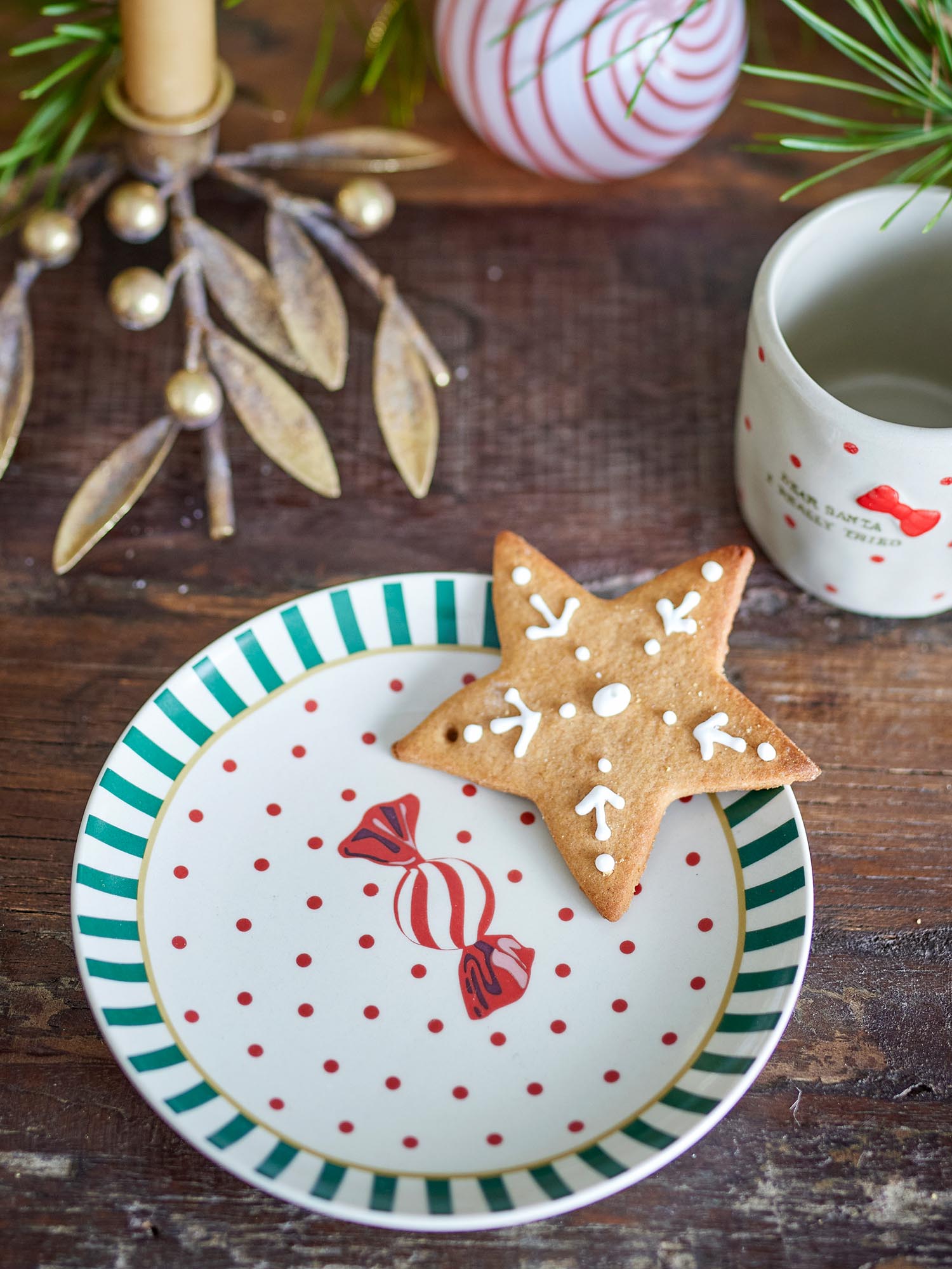 Der Yule Teller von Bloomingville aus natürlichem Steingut überzeugt mit schlichtem Design und ist ideal für stilvolle Tischdekorationen.