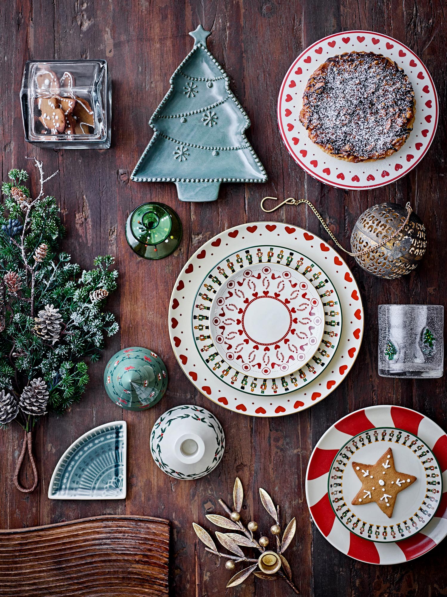 Der Yule Teller von Bloomingville aus Steingut in natürlichen Tönen besticht durch sein zeitloses und elegantes Design.