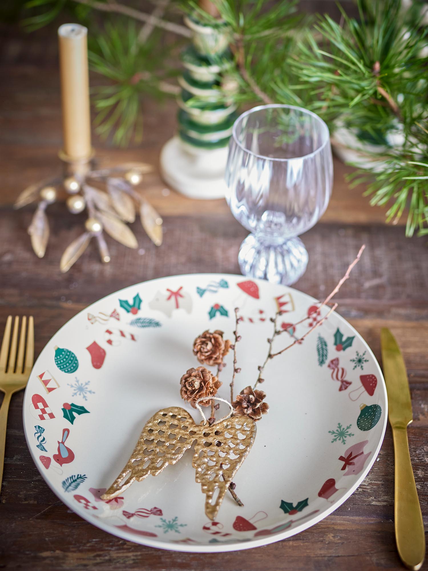 Die Yule Servierplatte aus Steingut von Bloomingville besticht durch ihr natürliches Design und ist ideal für stilvolles Servieren.