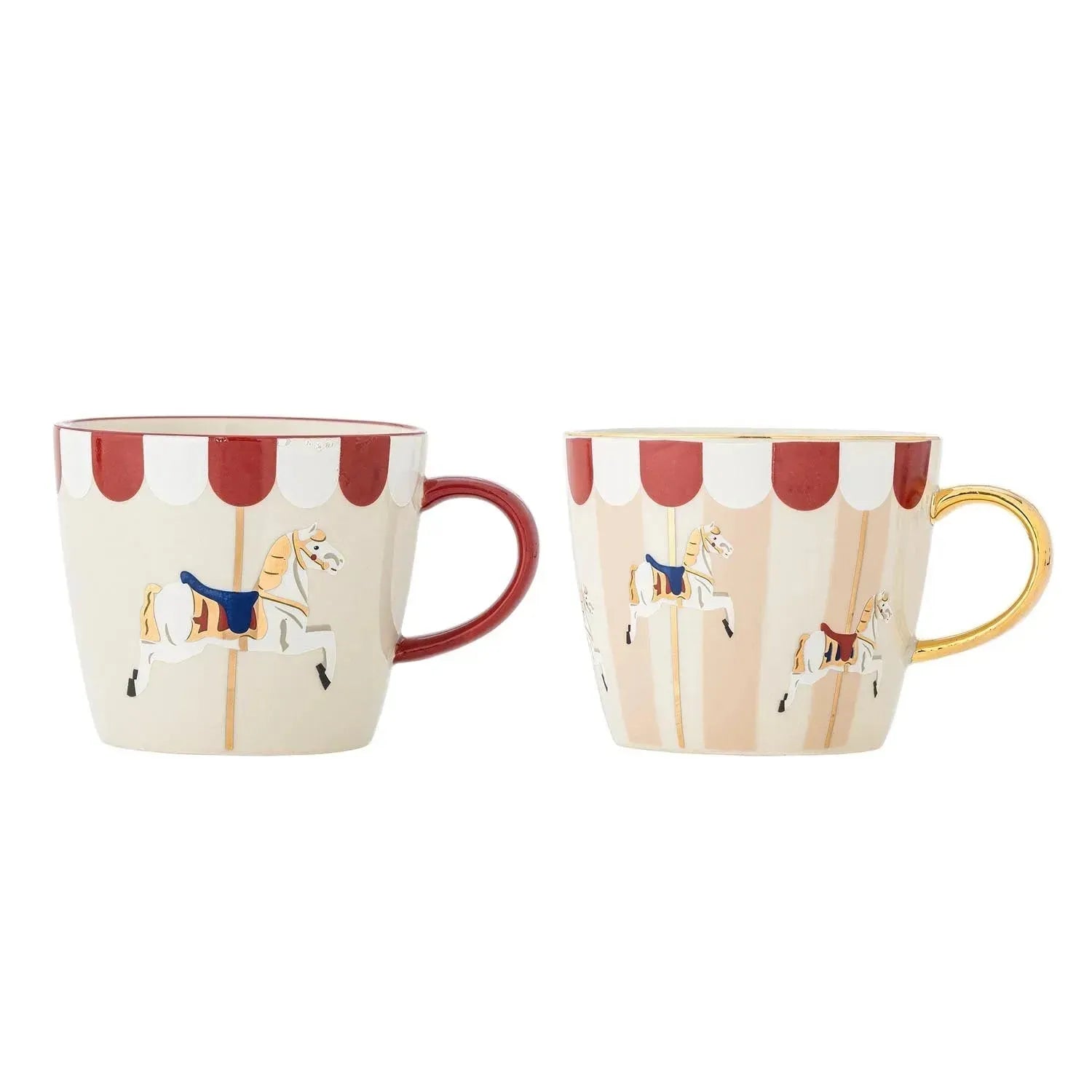 Der rote Merry-go-round Becher von Bloomingville aus Steingut besticht durch festliches Karussellmuster und goldenen Akzent.