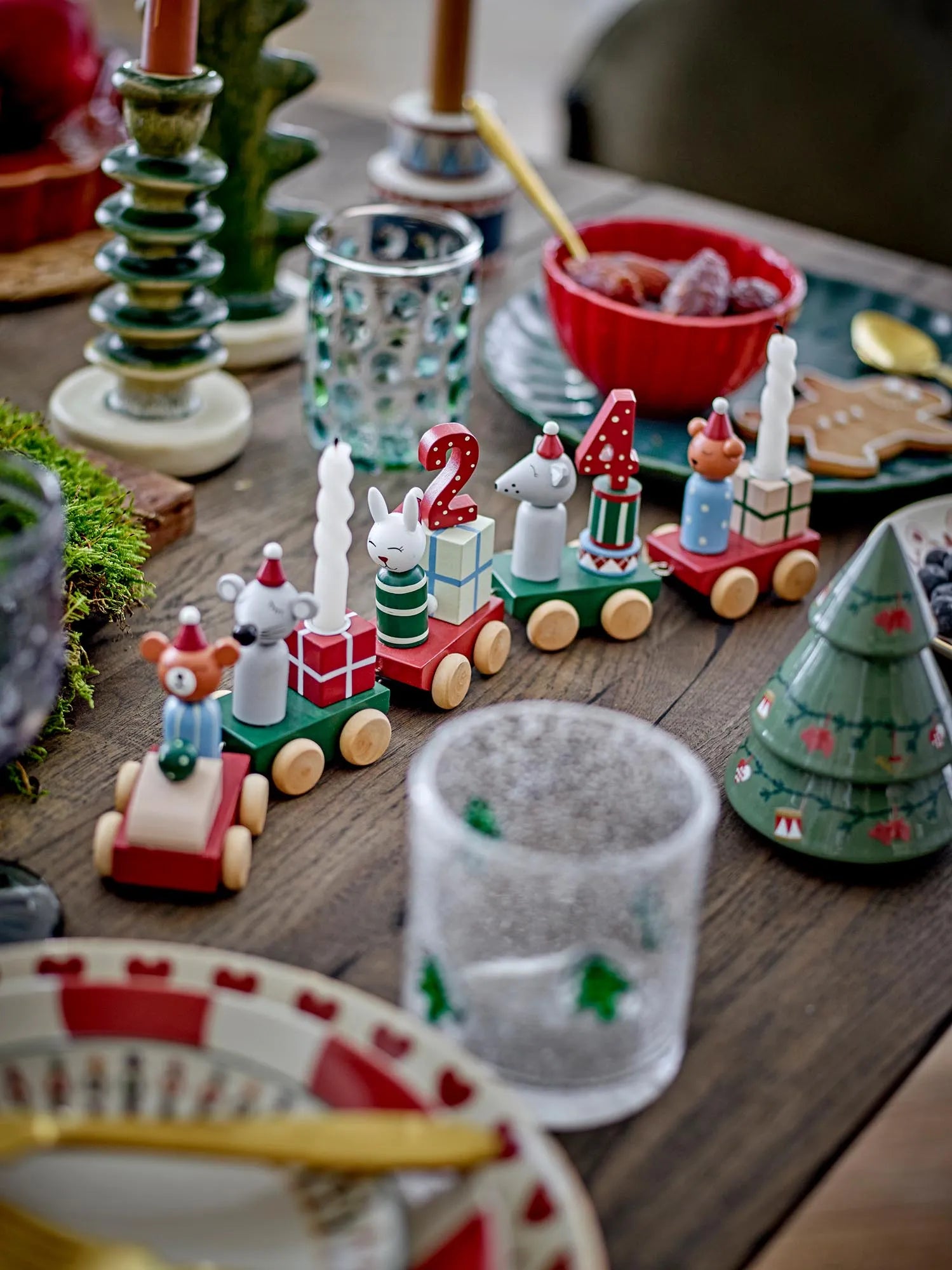 Ein festlicher Zug aus rotem MDF, der mit Kerzenlicht und Zahlen die Weihnachtszeit erhellt und nachhaltig Freude schenkt.