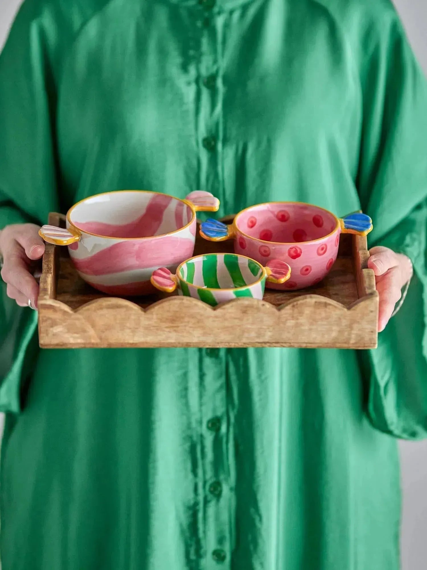 Die Caramella Schale in zartem Rosa vereint skandinavische Eleganz mit robuster Steingutqualität für stilvolle Tischmomente.
