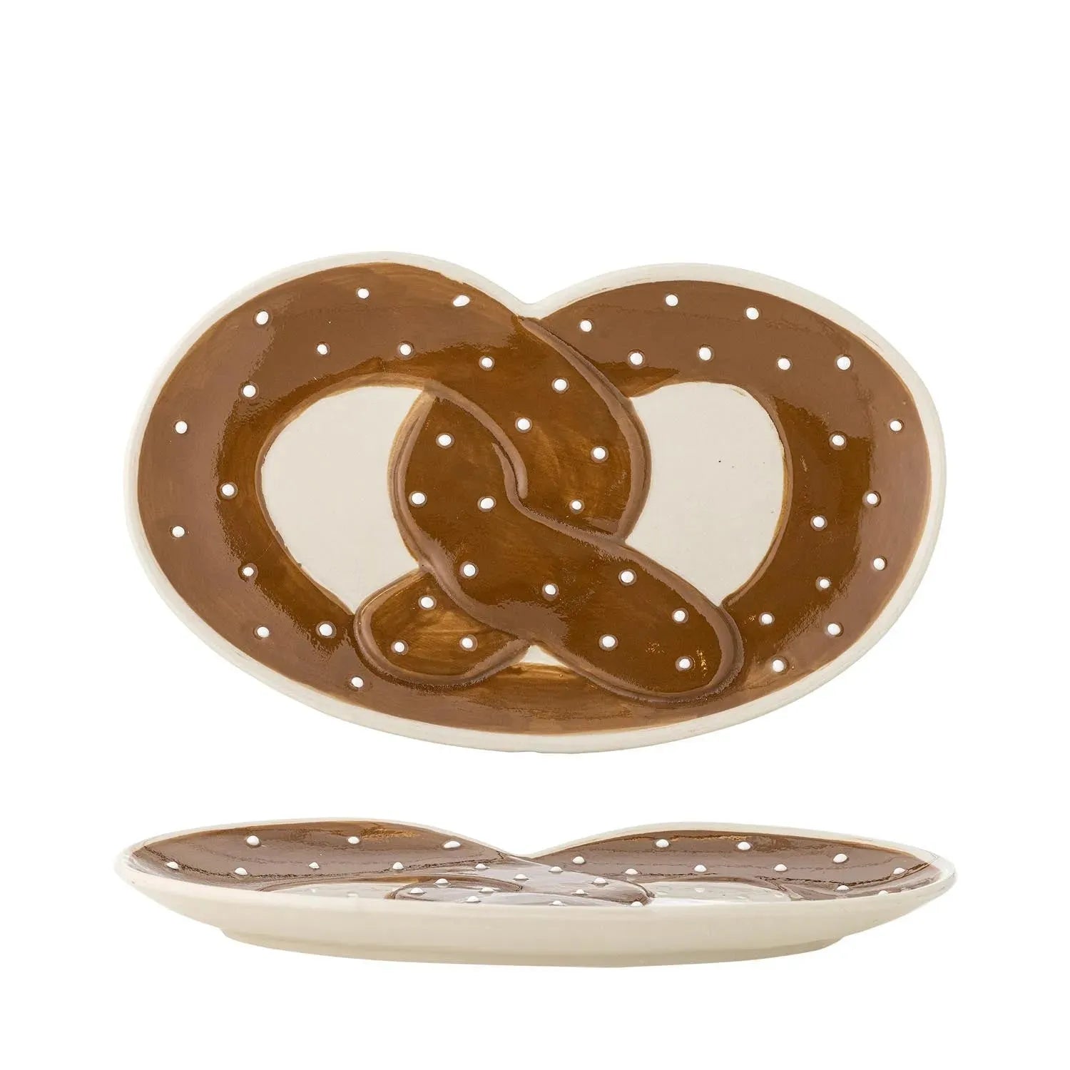 Die braune Steingut-Servierplatte von Bloomingville mit Brezelmotiv vereint Robustheit und Stil, ideal für Snacks und Dekoration.