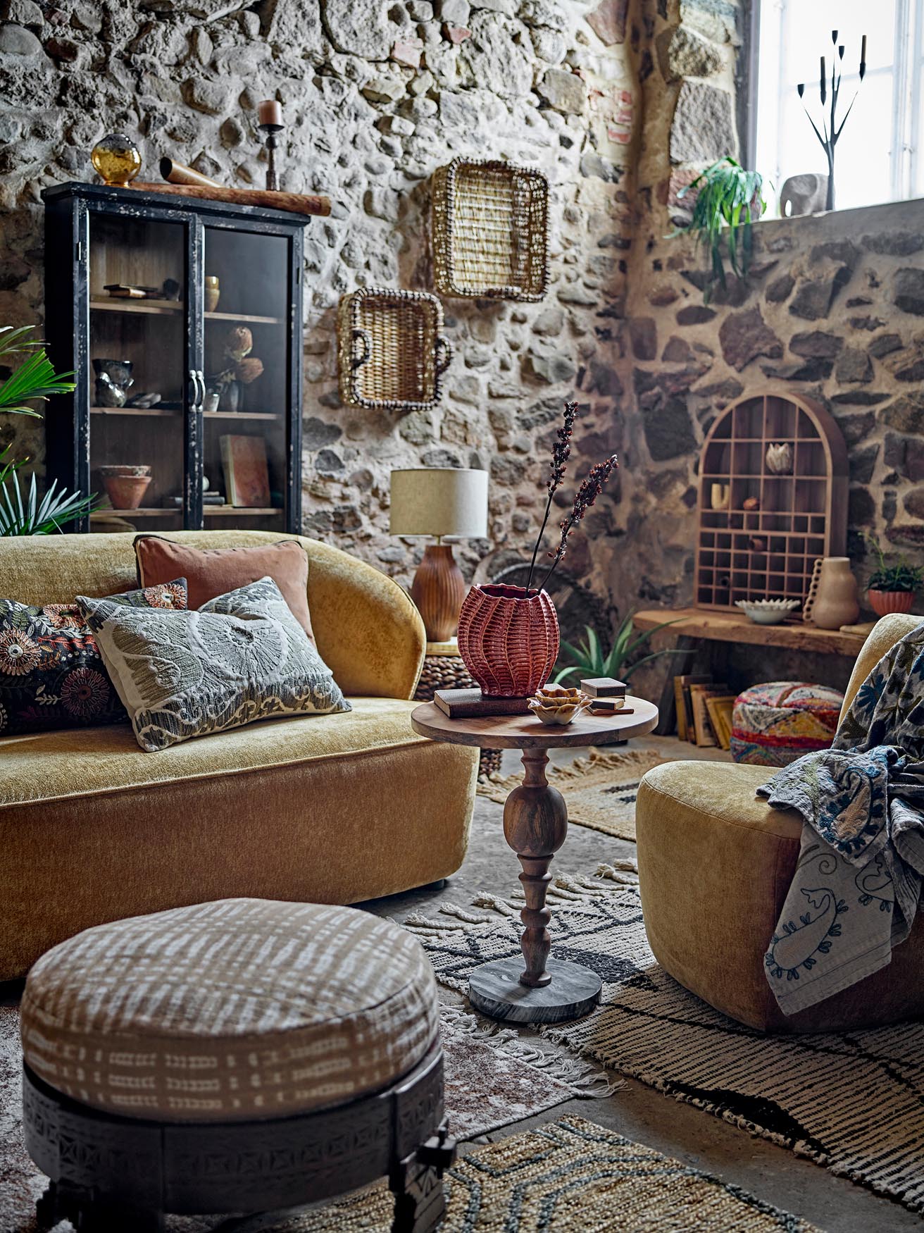 Hazem Kabinett: Schwarzes Tannenholz-Design von Creative Collection.