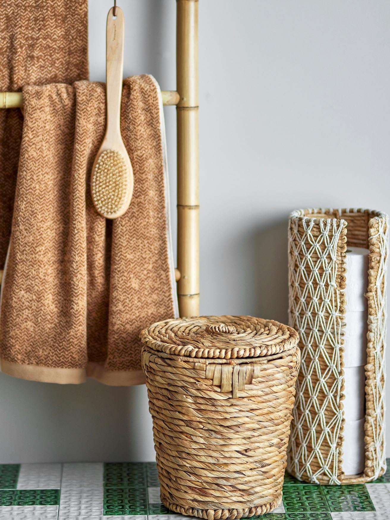 Peri Korb mit Deckel, Natur, Wasserhyazinthe in Nature präsentiert im Onlineshop von KAQTU Design AG. Wäschekorb ist von Bloomingville