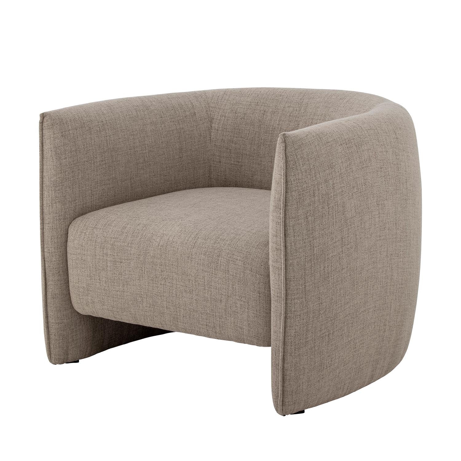 Der Bacio Loungesessel von Bloomingville kombiniert recyceltes Polyester mit natürlichem Design für stilvollen und umweltfreundlichen Komfort.