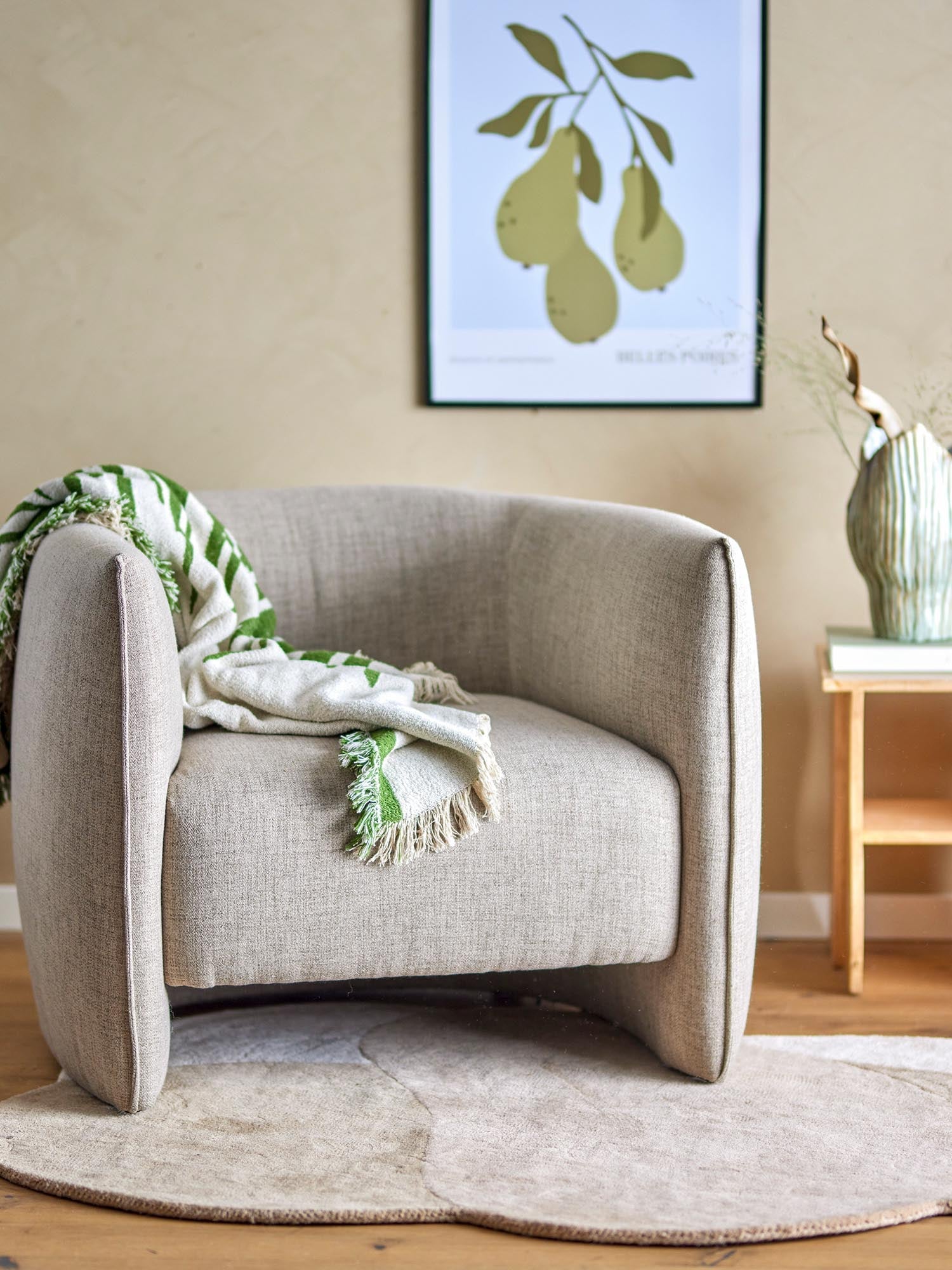 Eleganter Bacio Loungesessel aus recyceltem Polyester in Natur von Bloomingville, ideal für stilvolle und nachhaltige Einrichtung.
