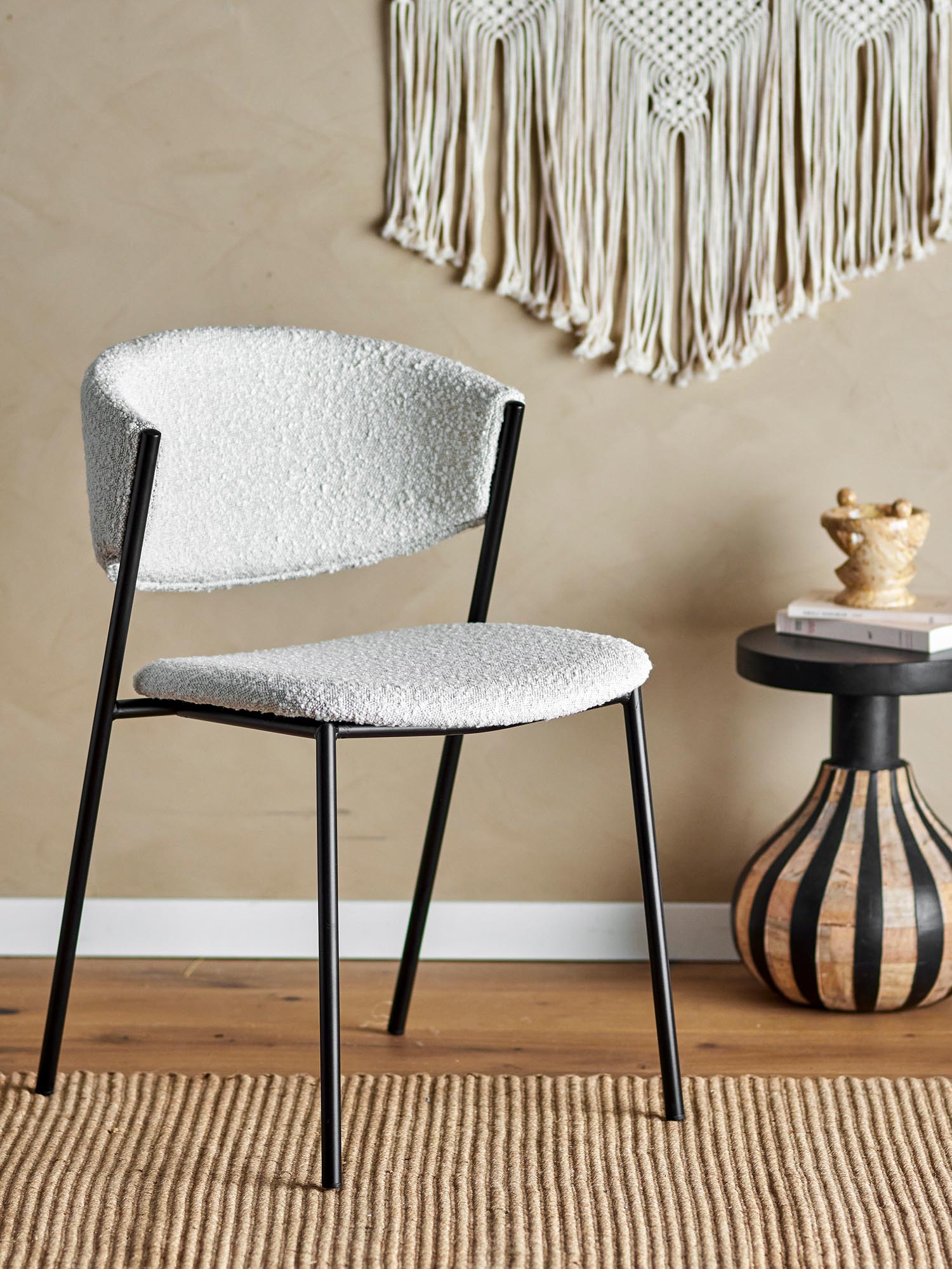 Der Marlo Esszimmerstuhl von Bloomingville besticht durch sein skandinavisches Design, hochwertigen weissen Bouclé-Stoff und ergonomischen Komfort.