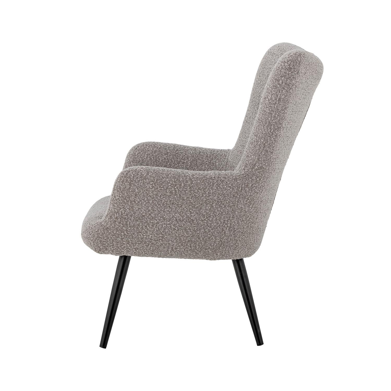 Der Perry Loungesessel von Bloomingville bietet eleganten Komfort, gefertigt aus natürlichem Polyester in dezenten, warmen Farben.