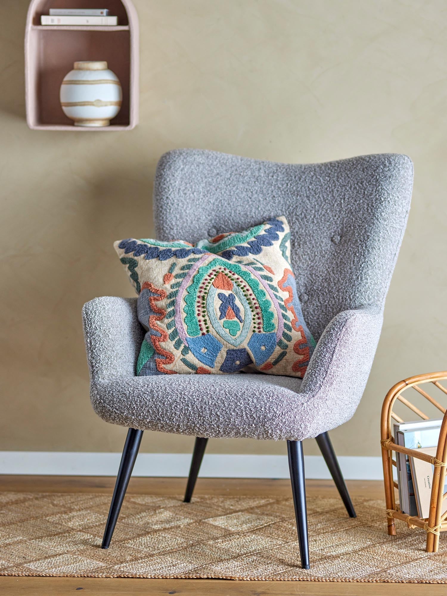 Der Perry Loungesessel von Bloomingville kombiniert natürlichen Stil mit Komfort, gefertigt aus hochwertigem Polyester.