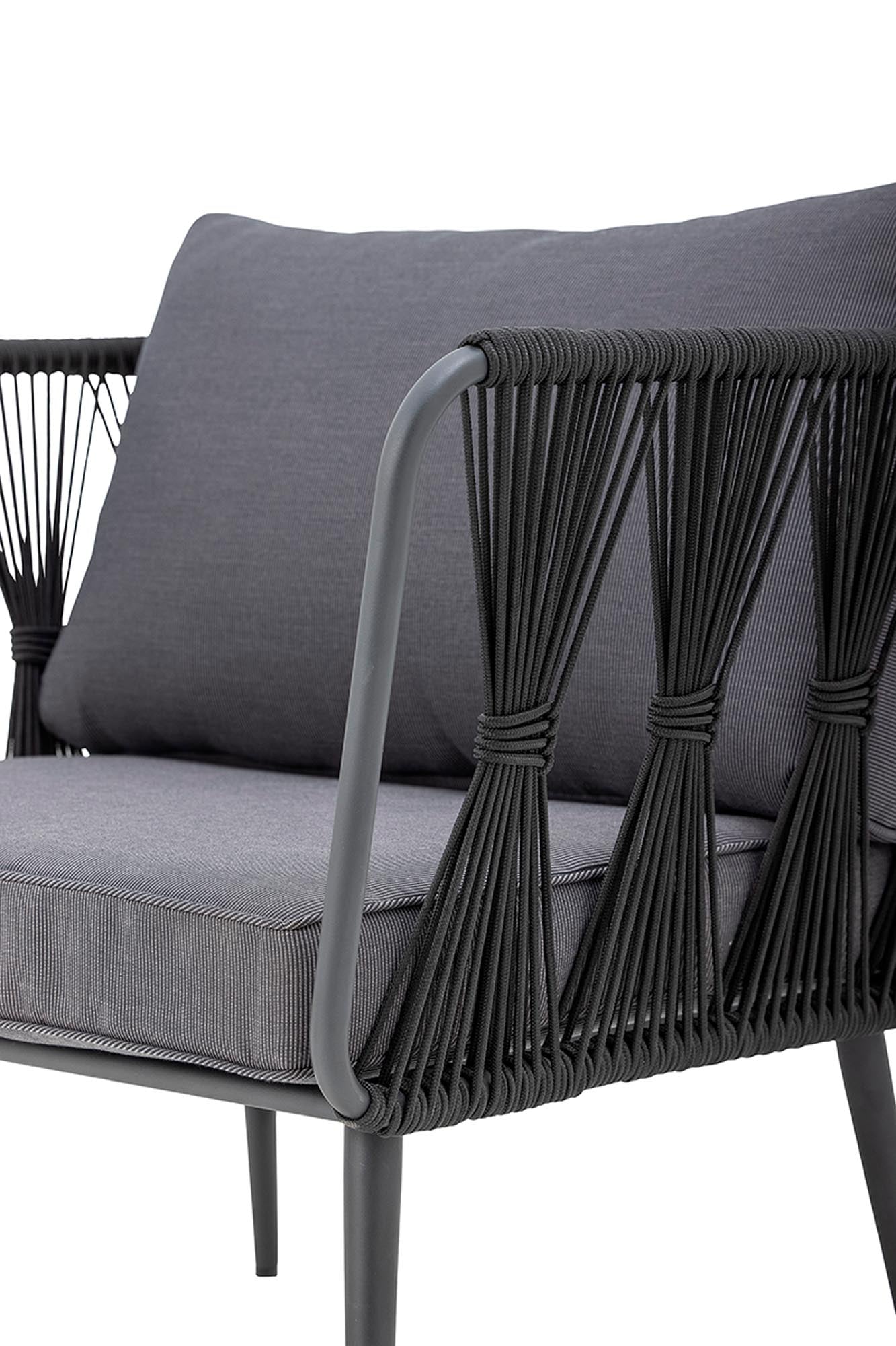 Eleganter Pavone Loungesessel von Bloomingville aus wetterfestem, schwarzem Metall. Perfekt für stilvolle Entspannung im Freien.